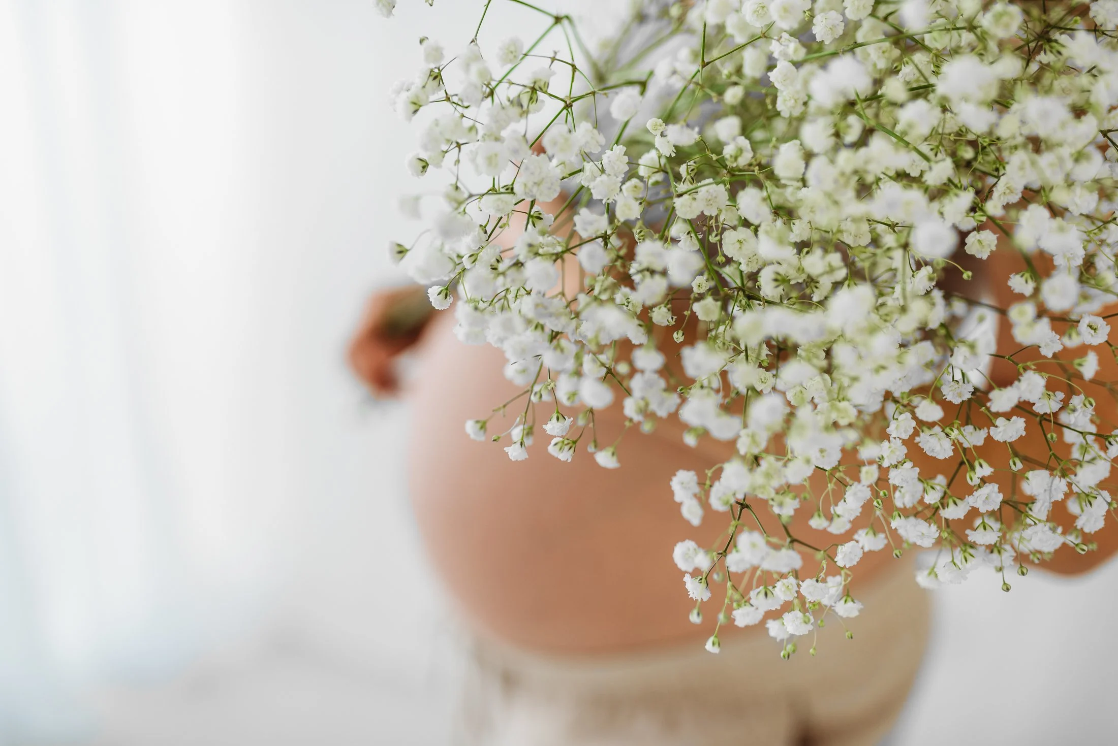 natural maternity photographer reading mum expecting baby with flowers