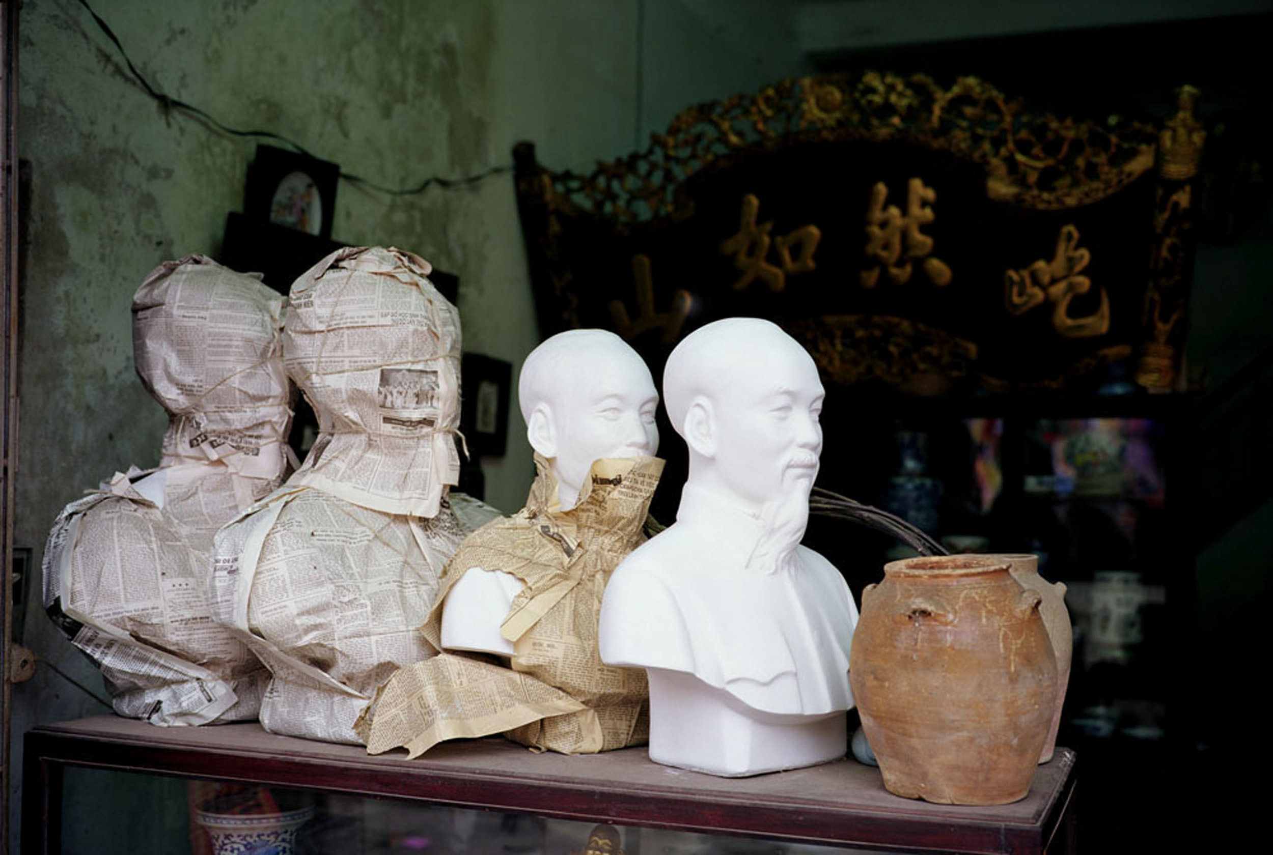 1341_Ho_Chi_Minh_Statues_Hanoi_Vietnam_1993.jpg