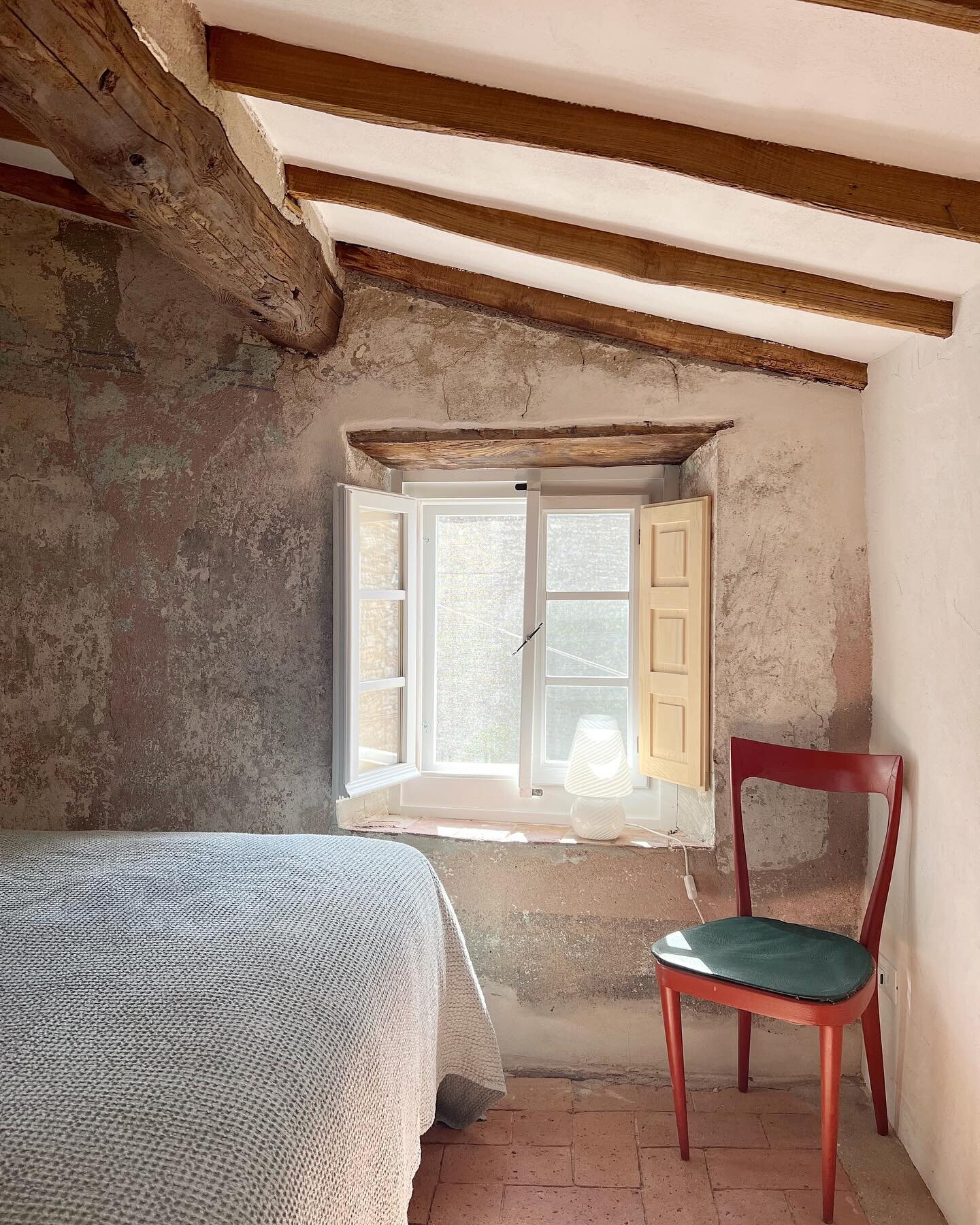 BEDroom. That&rsquo;s about all that fits in our little camere da letto at Casa Rosa, but I have to say the simplicity feels so refreshing, and a true escape from all the excess we have back home. Today my little sis arrives with her husband, and we 