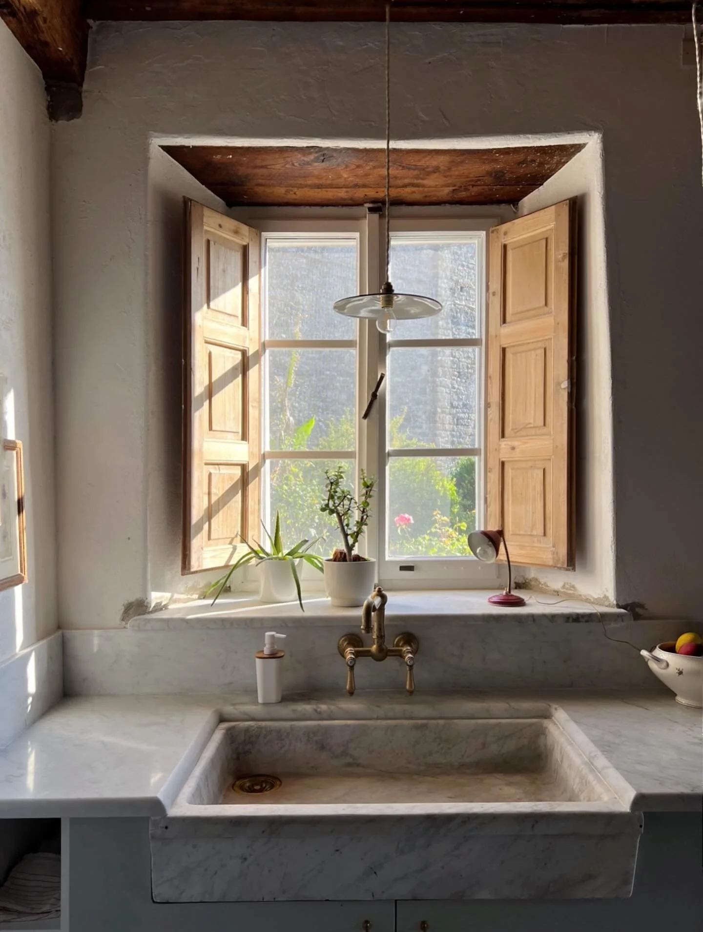 Good morning&hellip;❤️
.
.
.
.
#homeawayfromhome🏡 #mycurrentview #kitchenwindow #inmyhappyplace #oldhome #mymorningview #cornerofmyworld #restored #alisonkistinteriors