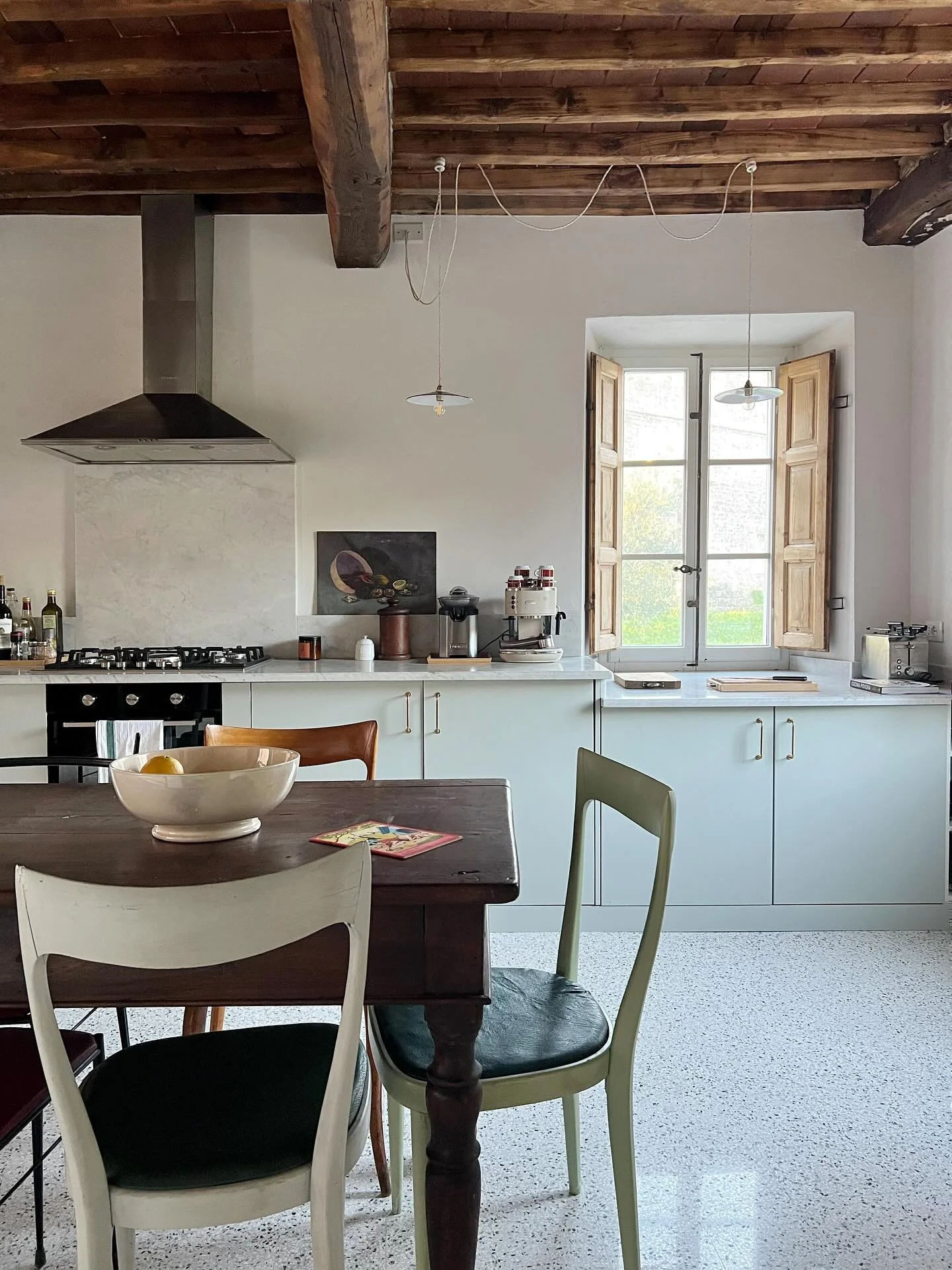 Sunday morning a casa 🤎. Making the most of our last lazy morning at Casa Rosa before we depart for Rome in a few days. It&rsquo;s another glorious sunshiney (word?) day, the church bells are ringing in the distance, the coffee machine is going, I&r