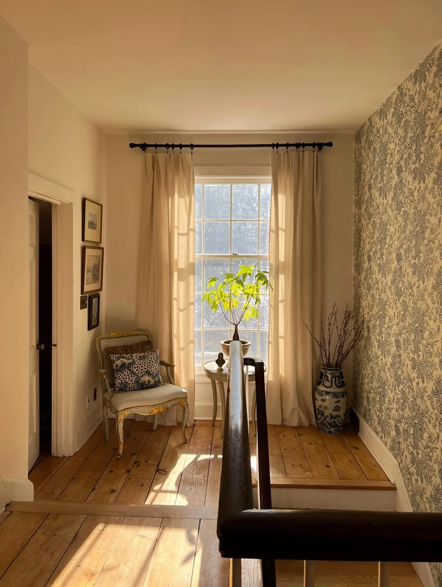Just some pretty afternoon light on the upstairs landing&hellip;before we turn the clocks back this weekend.😭
.
.
.
#afternoonlight #landingdecor #vintagewallpaper #chasingthelight #fleamarketdecor #antiquechair #myinteriorstyle #newenglandhome