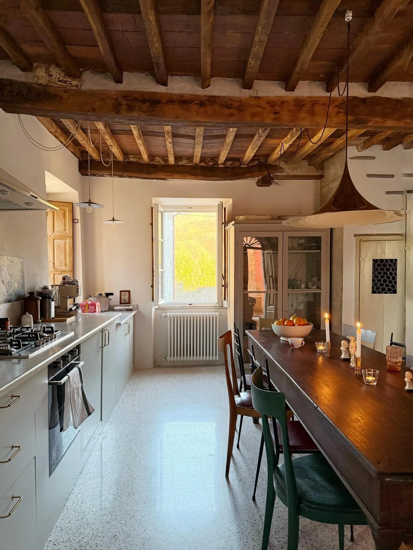 Sunday morning a casa. Although I love to wake up on the weekend to the smell of coffee brewing, I also savor the quiet stillness that exists only when no one else is yet up🙏. And when I can see the hills on the other side of the valley awash in the