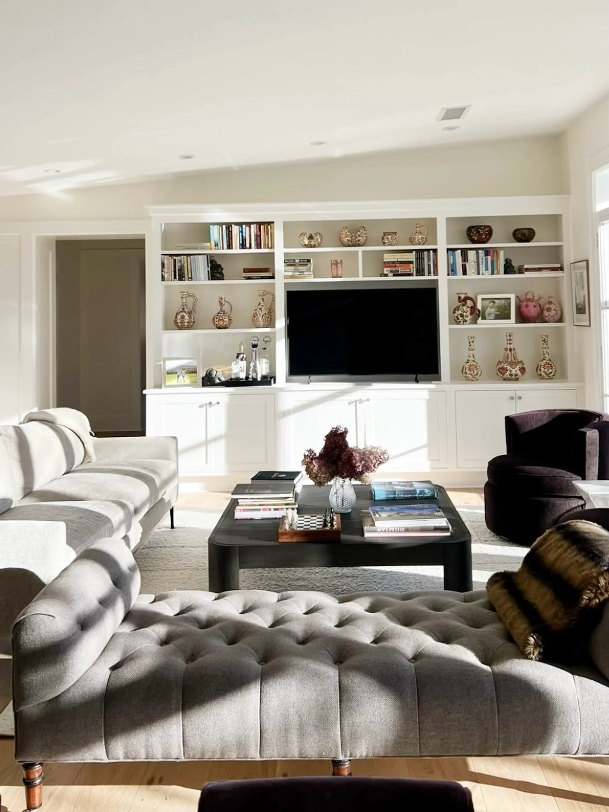 Winter palettes always best with a dose of sunshine!☀️ Happy Thursday!
.
Detail from my Lakeville Modern project..
.
.
.
#winterpalette #whiteinteriors #minimalistinterior #winterhues #builtin