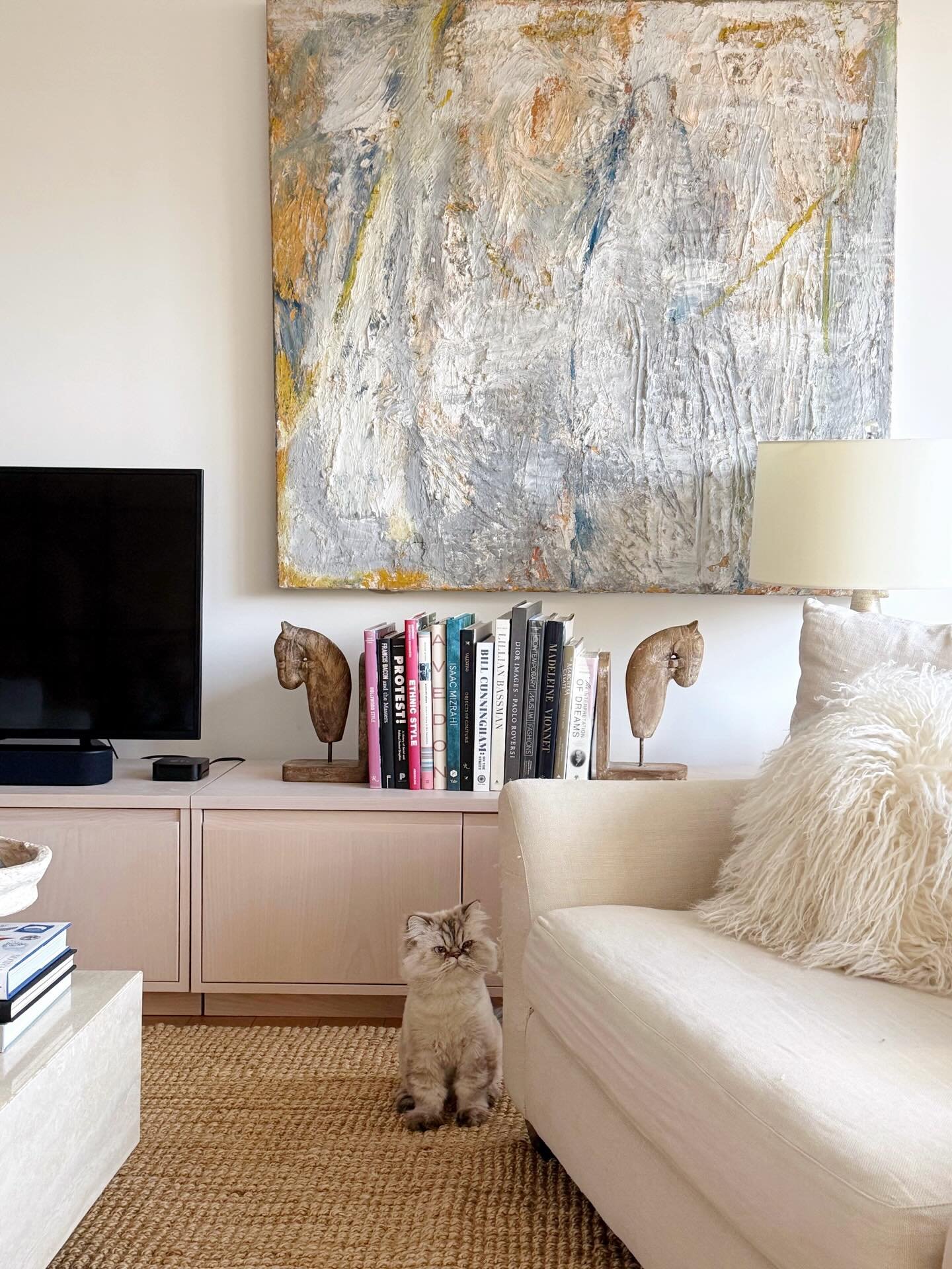 It&rsquo;s quite obvious that dogs feature prominently on my grid,  but cats are more than welcome too. And this handsome fellow in my SoHo Loft project doesn&rsquo;t care that it&rsquo;s not #caturday, because he&rsquo;s here to wish you a happy day