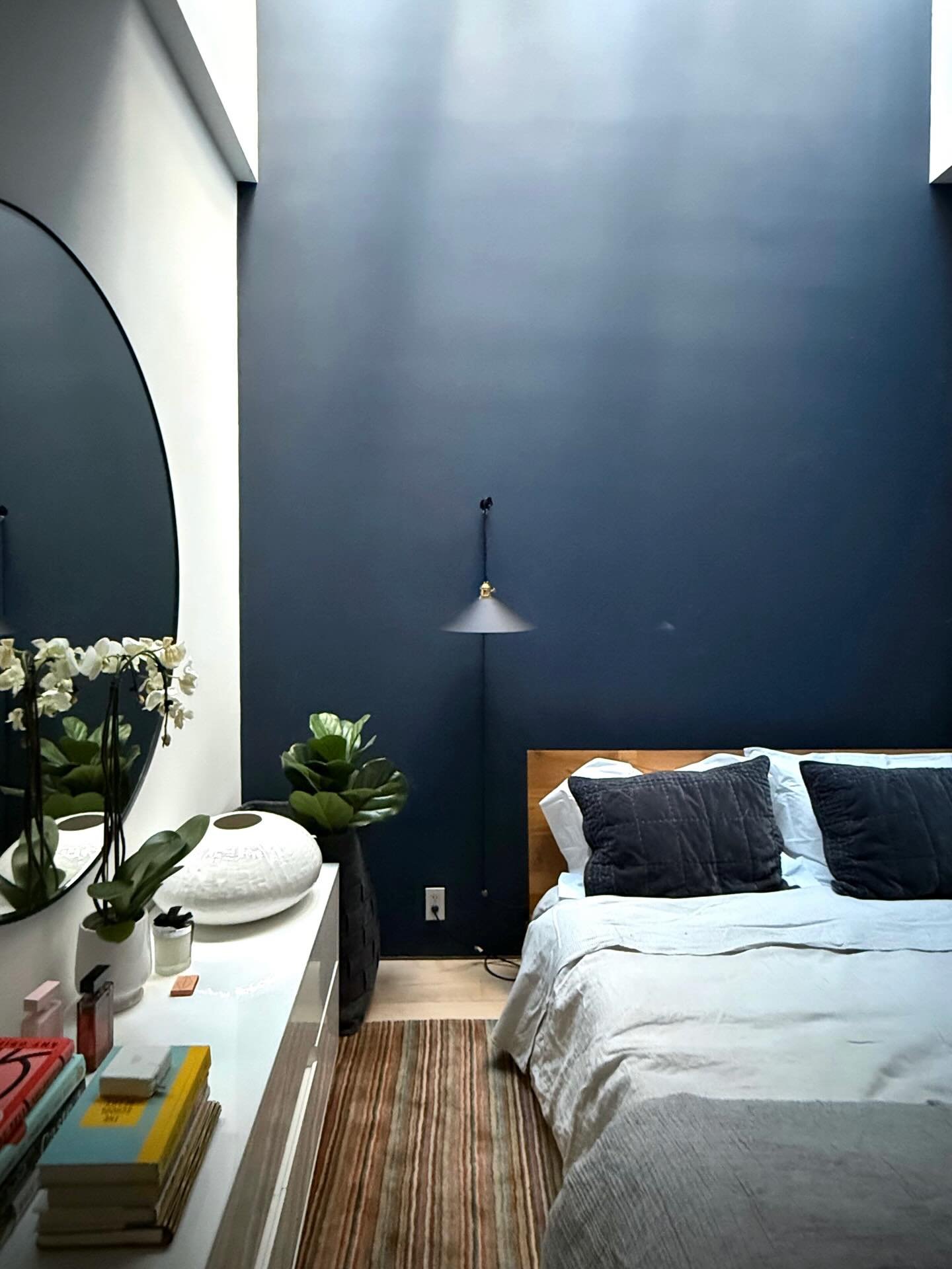 Monday blues 💙.
.
.
.
#bluebedroom #boysbedroom #loftinterior #halenavy #accentwall