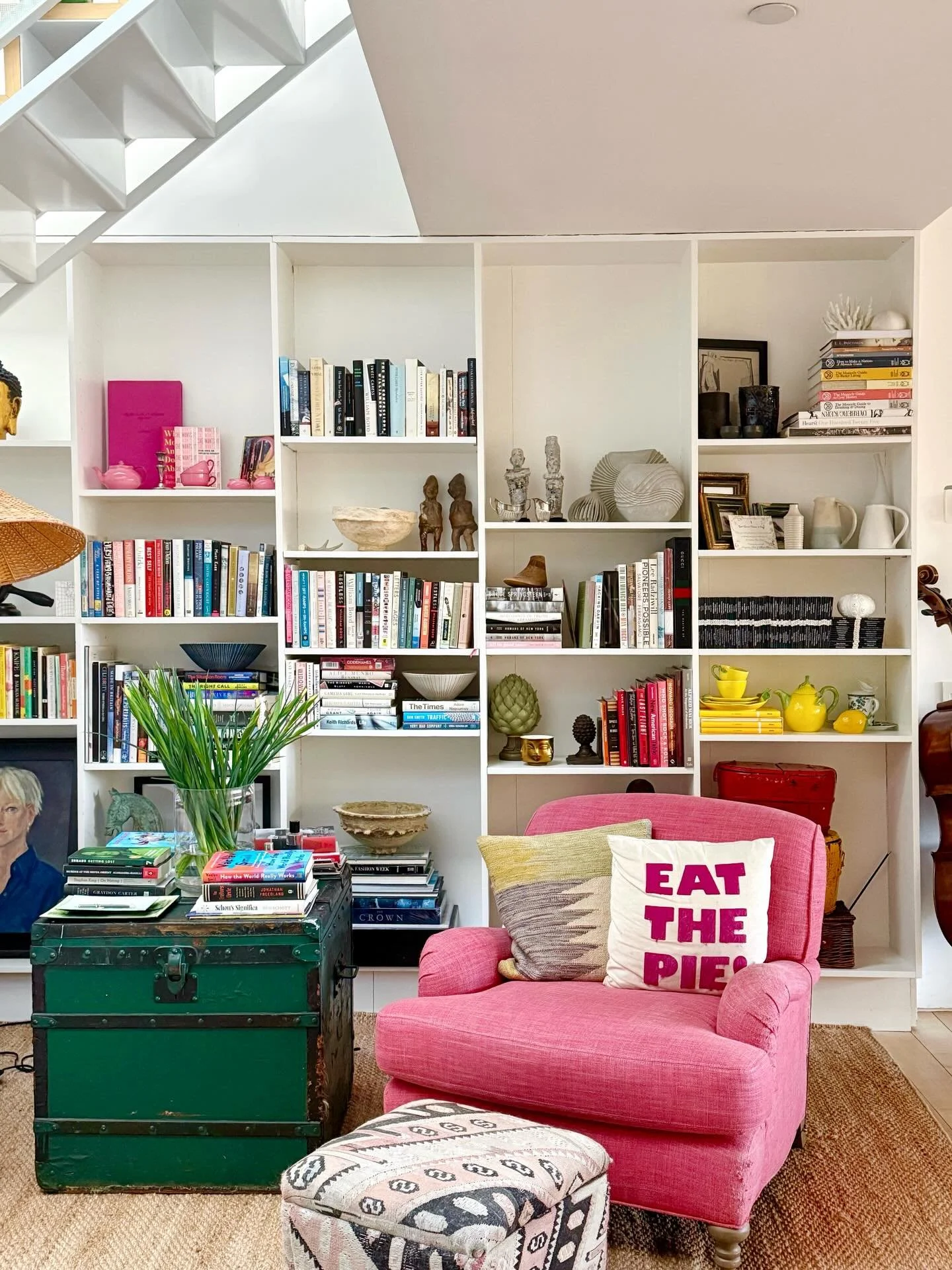 Sunshine, books, a pop of pink and fresh flowers. What more do you need to create a beautiful space you can call your own? Happy Tuesday lovelies.🌺
.
Books | Colorful Spaces | Interior Design | Interior Styling | Loft Living | Shelf Styling 
.
#pops