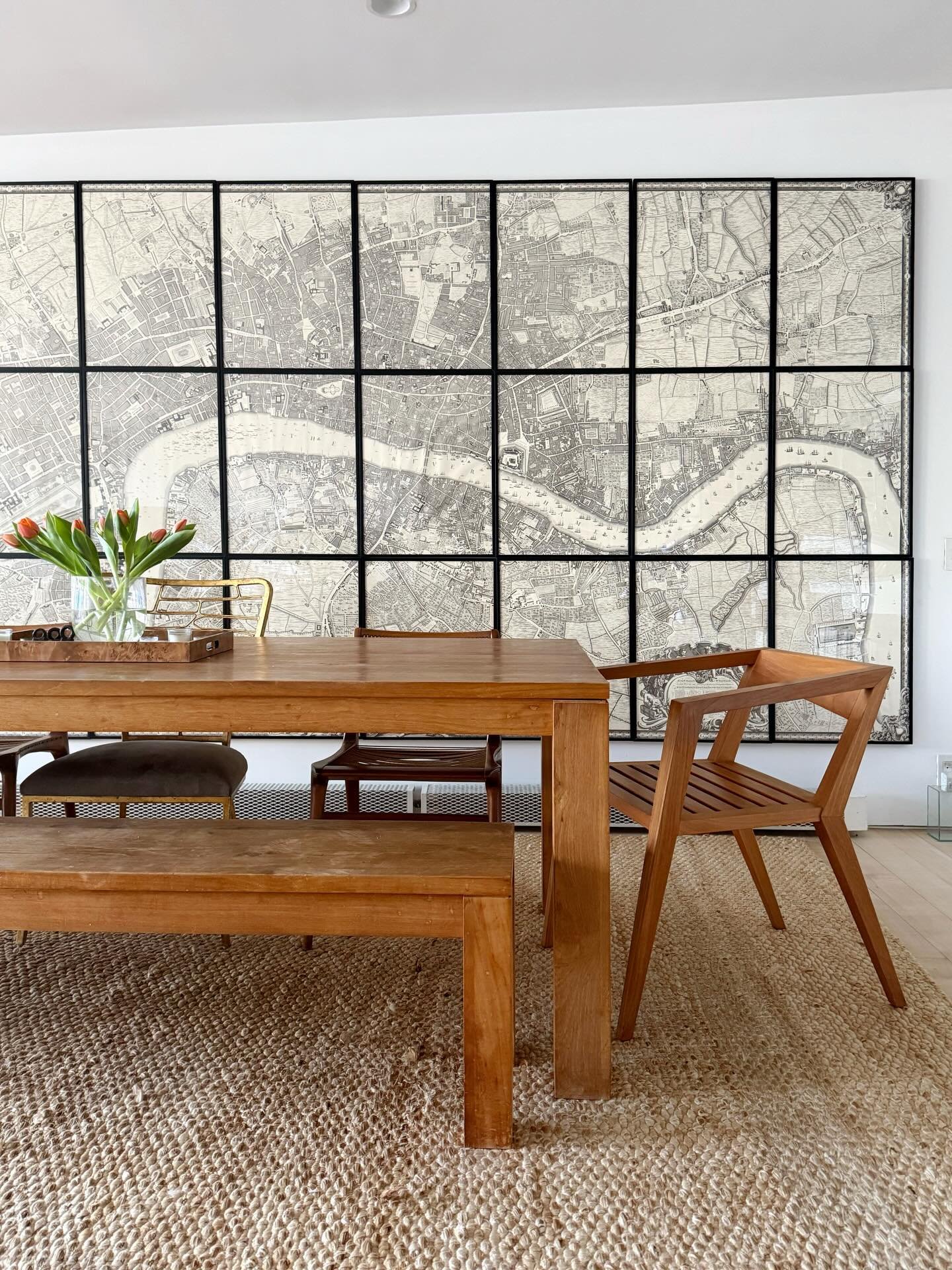 Quiet neutrals and a dose of spring at my Soho Loft project. Happy hump day everyone! 💛
.
.
.
#neutralpalette #naturalelements #neutralhomedecor #loftliving #neutralinteriors