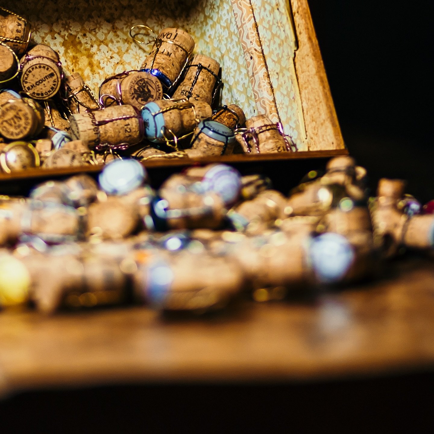 .
.
Mosaico 2/6
.
&iquest;Has descubierto cuantas referencias de vinos nacionales,
Internacionales y #champagnes tenemos en nuestra bodega?🍷🍾🥂

Pregunta a nuestro personal de sala y acompa&ntilde;a tus platos con la mejor opci&oacute;n de maridaje