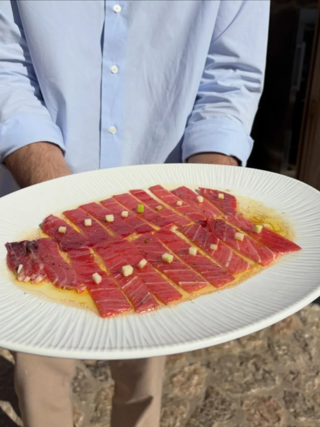 Carpaccio de ventresca de at&uacute;n: fresco, suave y adictivo. &iquest;Te atreves a probarlo? 

#foodiemood #seafoodlovers #villaluisasoller