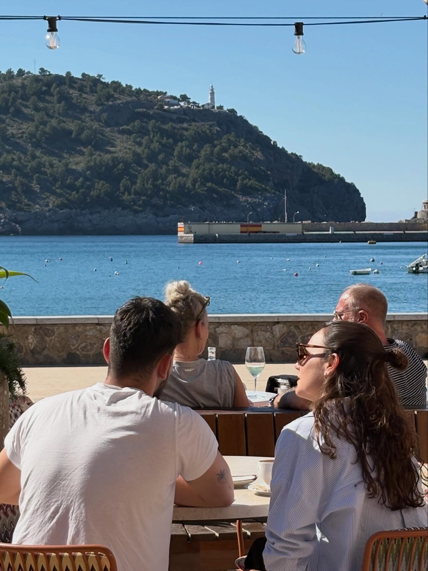 Vistas que no necesitan filtro. Cocina que s&iacute; necesita reserva 🤭 

#vistasalmar #villaluisasoller #comida #restaurante #atardecer