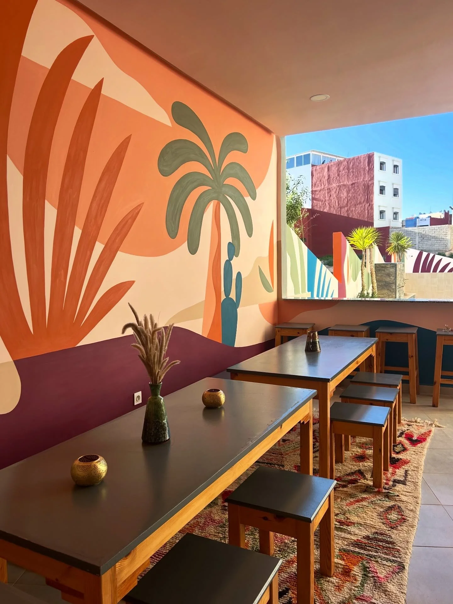 Dernier d&icirc;ner, derni&egrave;res lumi&egrave;res, derniers instants dans ce petit paradis. 
M&ecirc;me si le mobilier et la d&eacute;coration ne sont pas encore d&eacute;finitifs, l&rsquo;esprit du lieu commence d&eacute;j&agrave; &agrave; se de