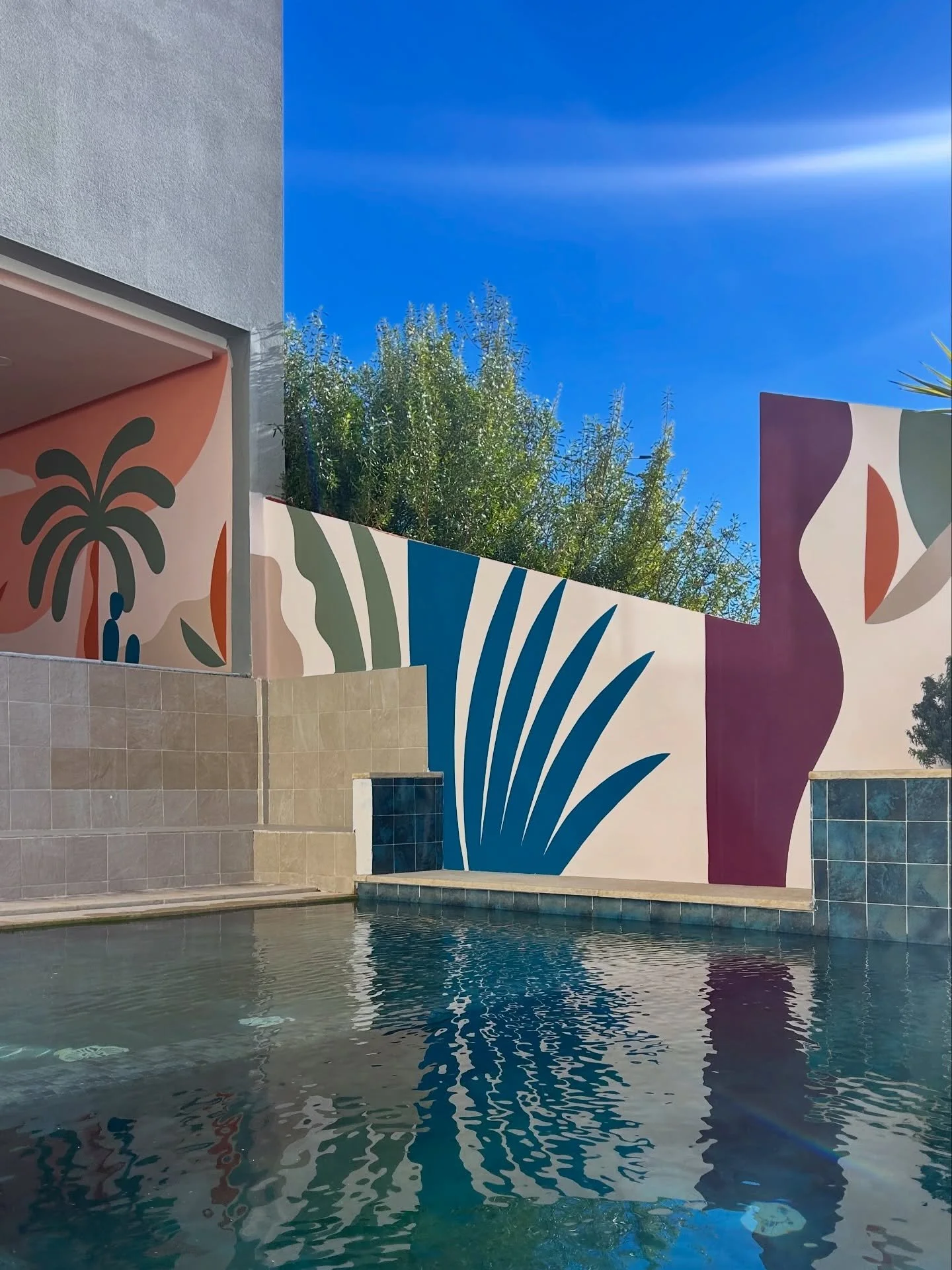 Espace n&deg;2 termin&eacute; : la piscine 🌊

En coh&eacute;rence avec la salle &agrave; manger, la piscine a elle aussi droit &agrave; son nouveau make-up 2026 :
color&eacute;e, vivante et accueillante, &agrave; l&rsquo;image de Tamraght, de sa pop