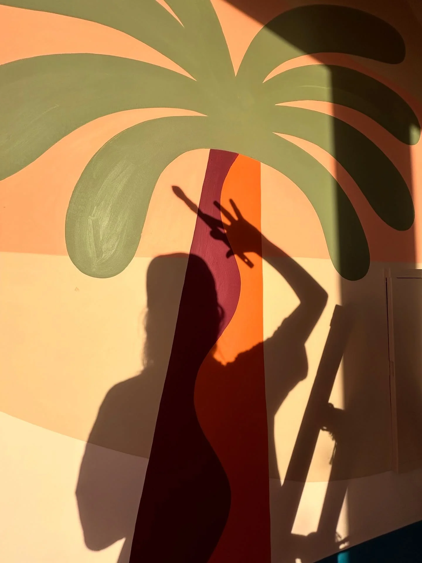 Depuis quelques jours, La Petite Palmeraie se transforme 🌈

Un lieu qui s&rsquo;anime, se colore, prend vie peu &agrave; peu.
Camille &amp; Aymane fa&ccedil;onnent cette auberge accueillante &agrave; leur image, en d&eacute;veloppant progressivement