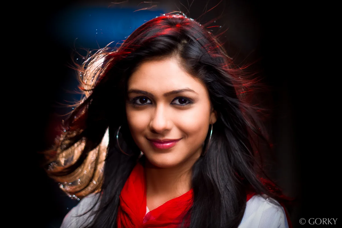 Mrunal-Thakur-as-Saakshi-Anand.jpg