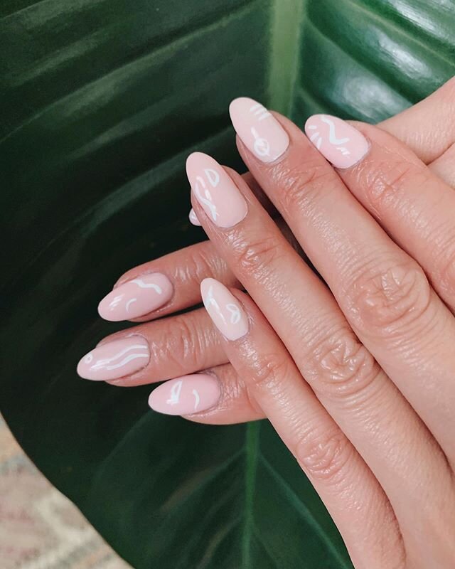 ㅁ➰➿〰️ㅇ ㅁ➰➿〰️ㅇ
&bull; some new nails &bull;
Had so much fun creating minimal designs on these pink nails. x x x x x x x x x x x x x x x x x x x x
#mua #nailart #makeupbyanhpham