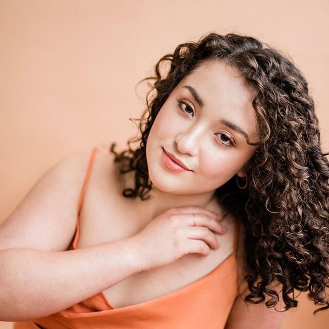✨✨✨
Peachy tones 🍑
@_lepe X @serena.nef
++++++++++++++
#yxe #yxemakeup #mua #makeupbyanhpham #editorialmakeup #gradmakeup #bridalmakeup #portraits #makeportraits #makeuplooks