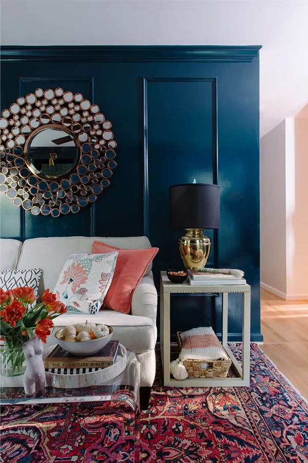 alison-giese-blue-living-room-accent-mirror-white-couch-red-rug-charlotte-safavi-robert-radifera-e1477075016286.jpg