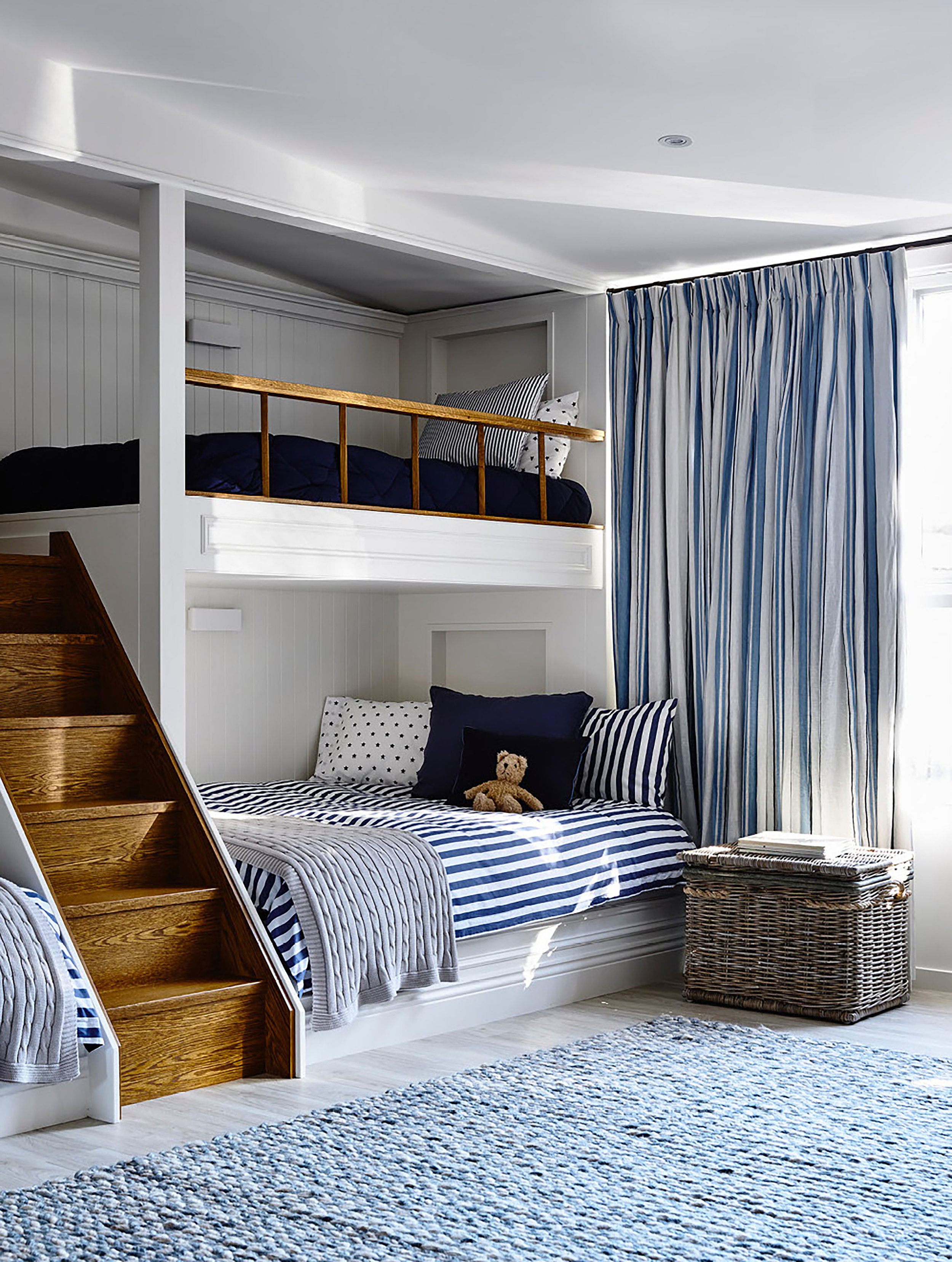 Such a sweet bunk room in one of our favorite color combos designed by @adelaidebragg . Styled by @tess.newman.morris 📷: @derek_swalwell