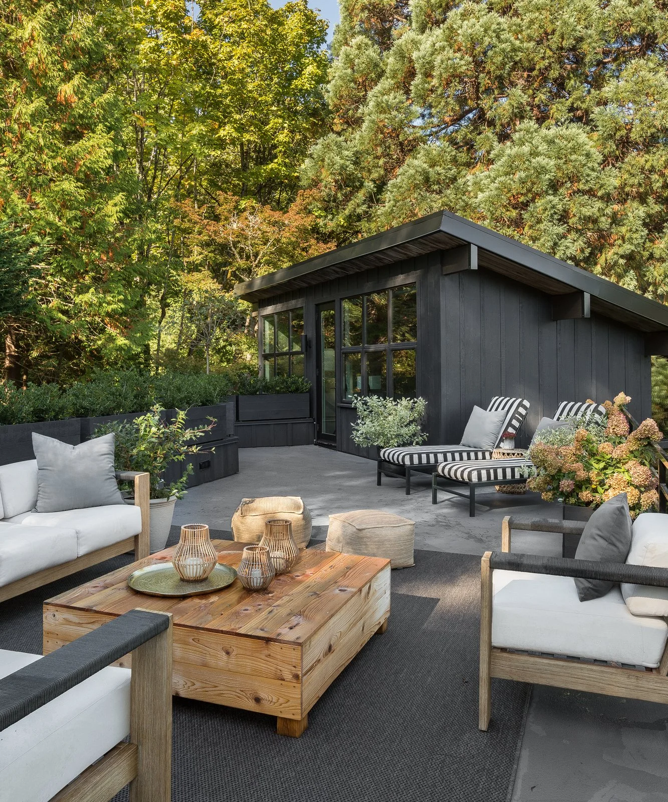 Patio goals 🙌🏻🖤 Who else wouldn’t mind hanging out here? Stunning design by @mowerymarsharchitects @kaylen.flugel.design 📷: @haris.kenjar