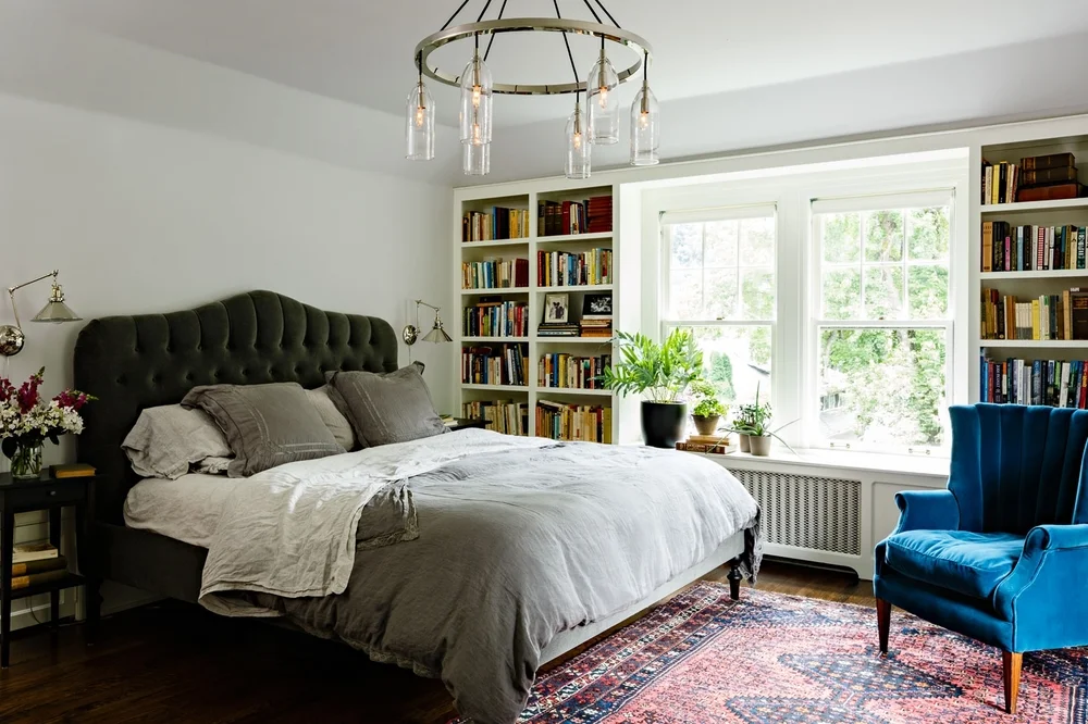 We are particularly enchanted by Jessica Helgerson’s use of a vintage rug in this beautiful bedroom. The rich red rug brings warmth and balance to this cool toned space. We love how the many hues of the rug compliments the rainbow of colors on the bookshelves. Design Jessica Helgerson | Photographer Aaron Leitz