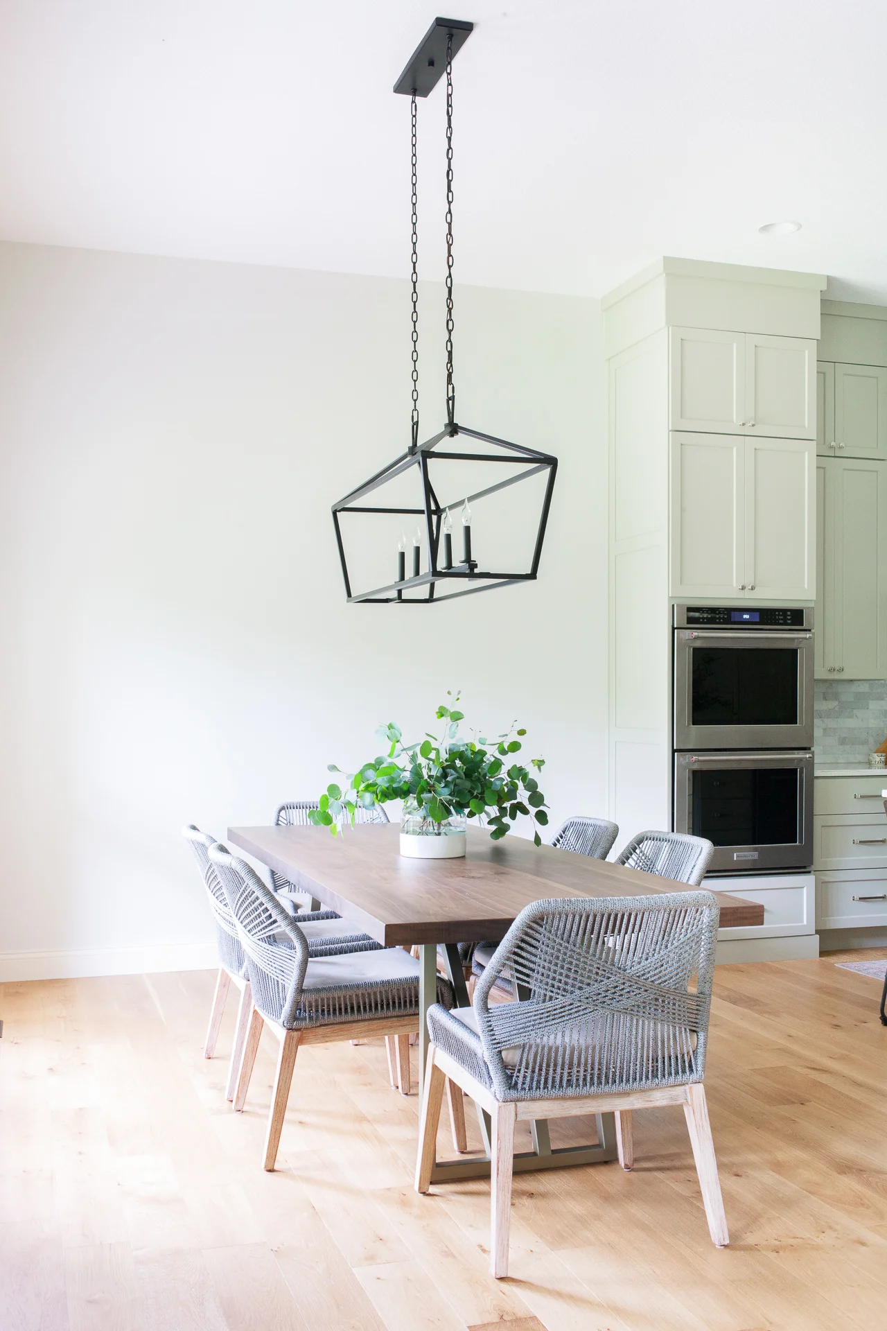 Hinkson-House-Home-Reveal-Scout-And-Nimble-Transistional-Kitchen-Low-Res_66.jpg