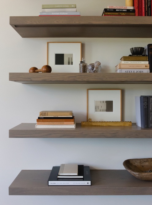 Soothing Styling | Multi-color book stacks add variety to the room’s neutral palette.