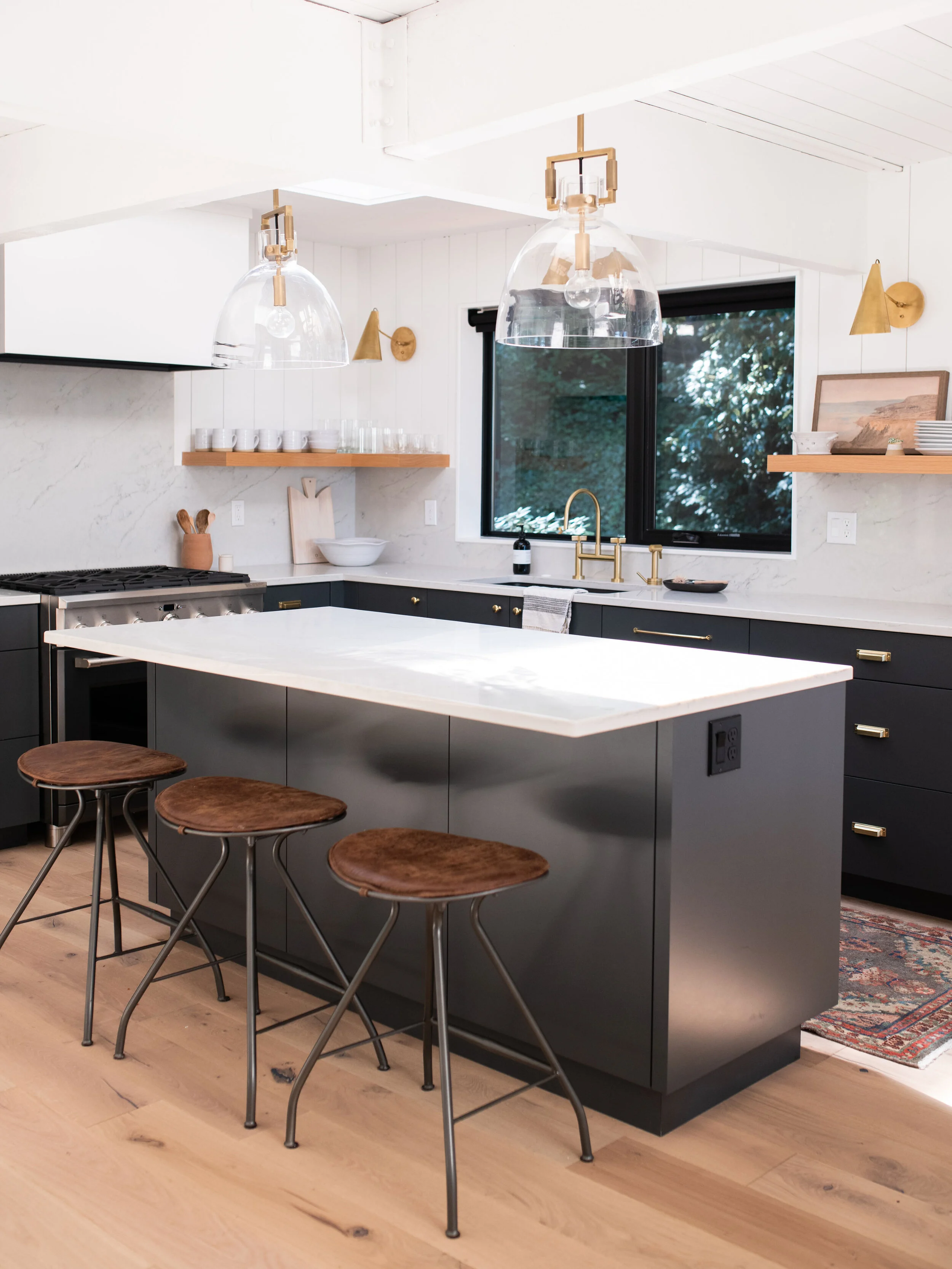 The kitchen was designed to have a modern and minimalistic feel. Clean lines and a concise color palette was the key to success.