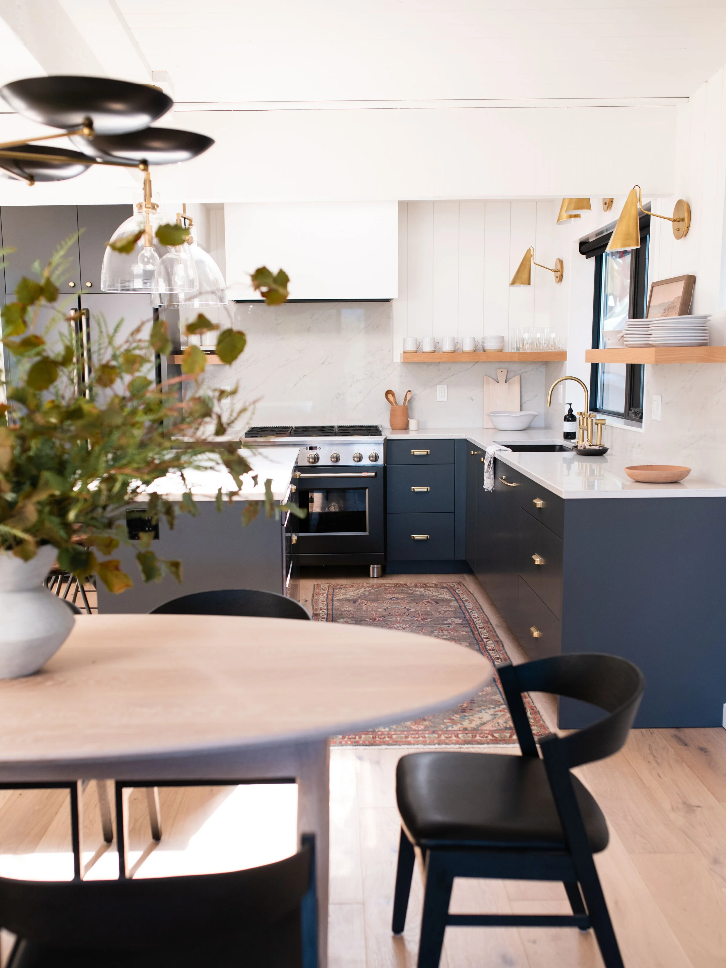 We are living for beautiful kitchens with richly colored cabinets. This relaxed space is cheerful yet timeless.