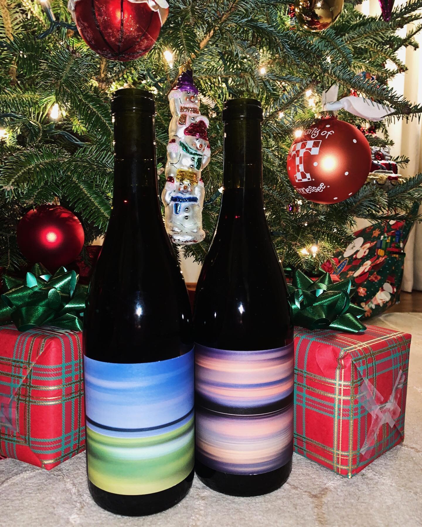 I&rsquo;m dreaming of a wine Christmas&hellip; 🎁

#merrychristmas #happyholidays #redwine #timeplacewineco #cheers @jamey_whetstone