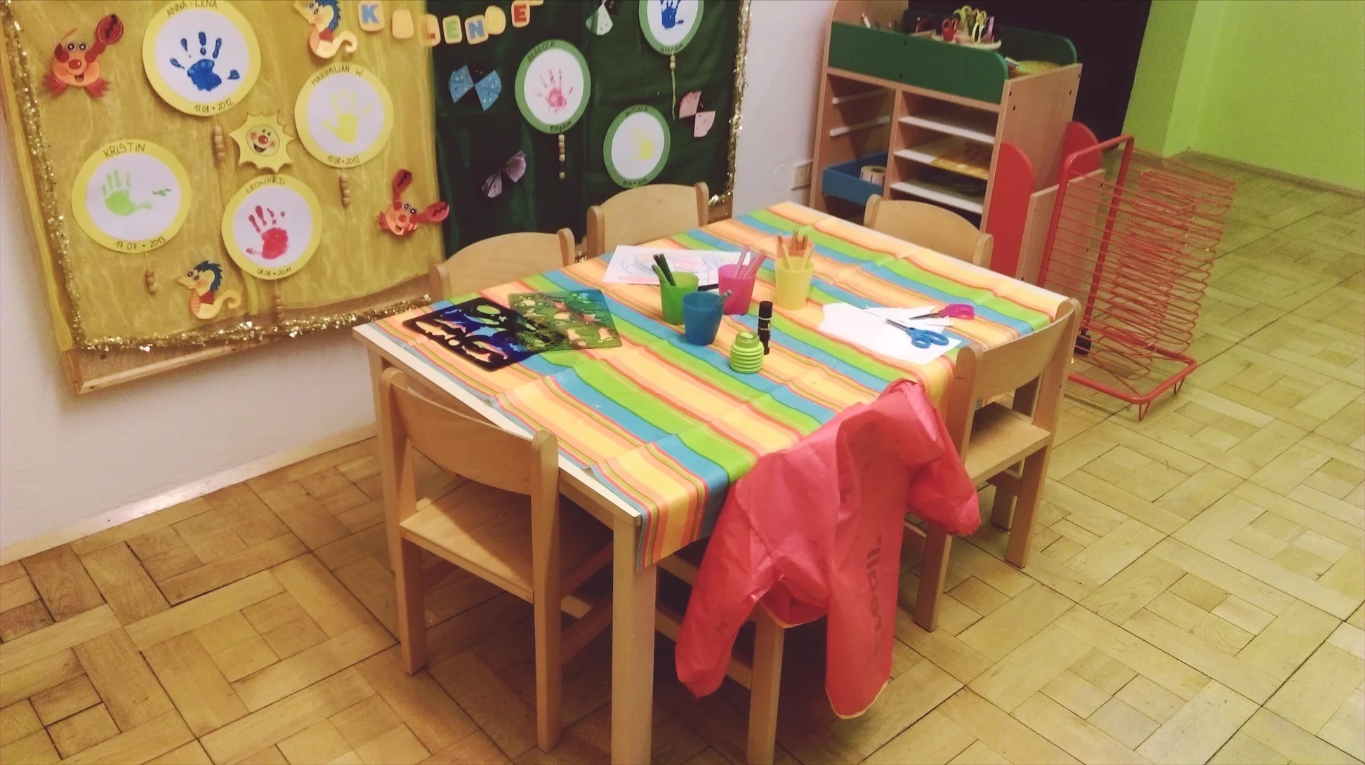 zaubervilla-kinderkrippe-basteltisch.jpg