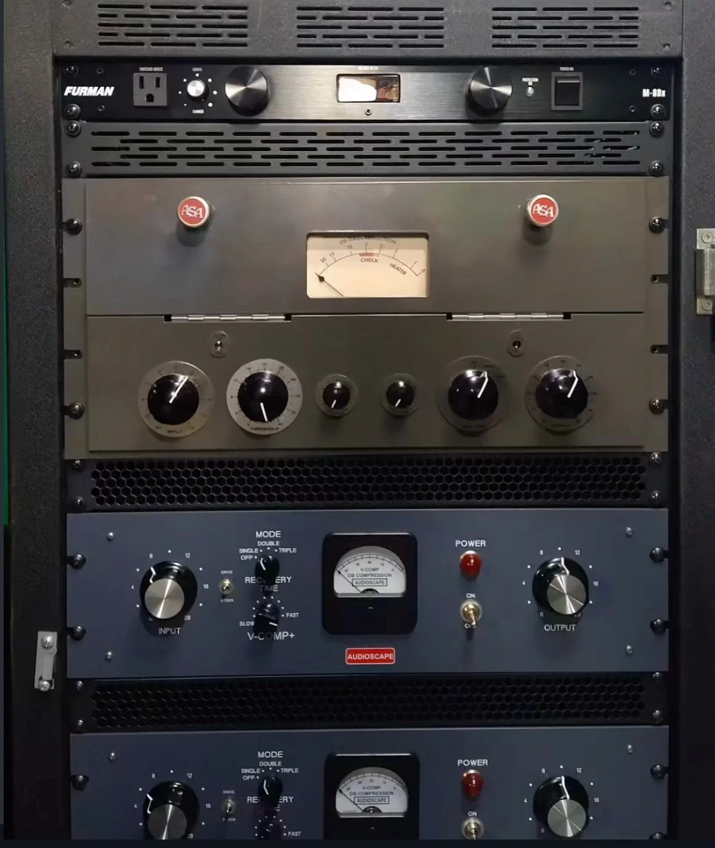 📣 Two VariMu comps join the Black Friday lineup!
13 items now at their Black Friday pricing this weekend. Huge shoutout to @veeyumkie and his sweet pair of V-Comp+&rsquo;s and an ASA-6A. A match made in heaven. 🎚️
&mdash;&mdash;&mdash;&mdash;&mdash