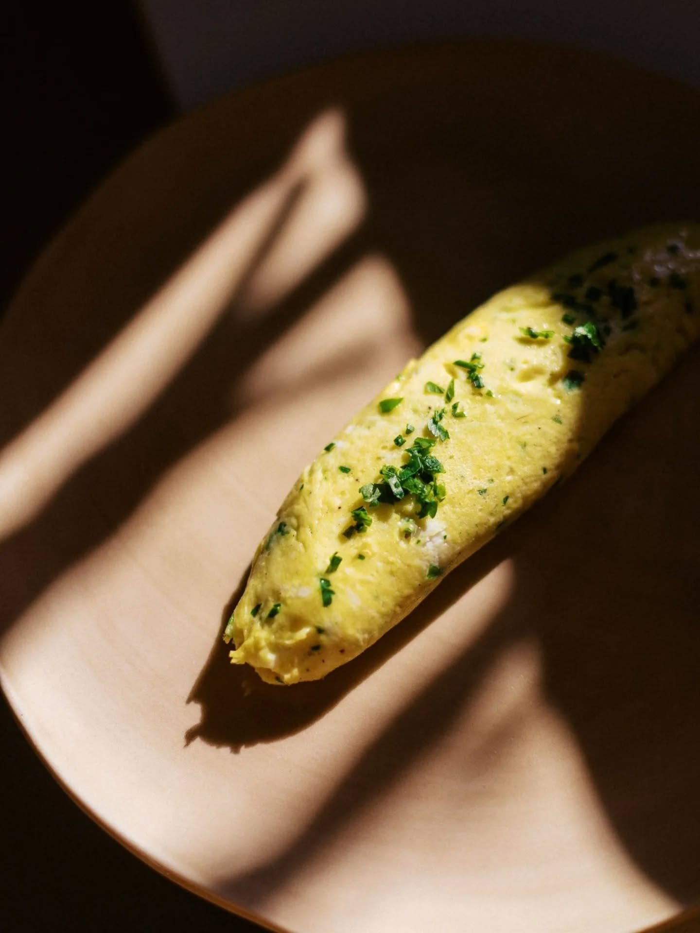Tout le monde sait faire une omelette, non ? 🍳
Trois &oelig;ufs.
Un peu de beurre. Sel, poivre et quelques herbes.
Une po&ecirc;le chaude.
Rien de plus simple, en apparence.
Et pourtant, tout se joue l&agrave;.
Le geste et le timing doivent &ecirc;t