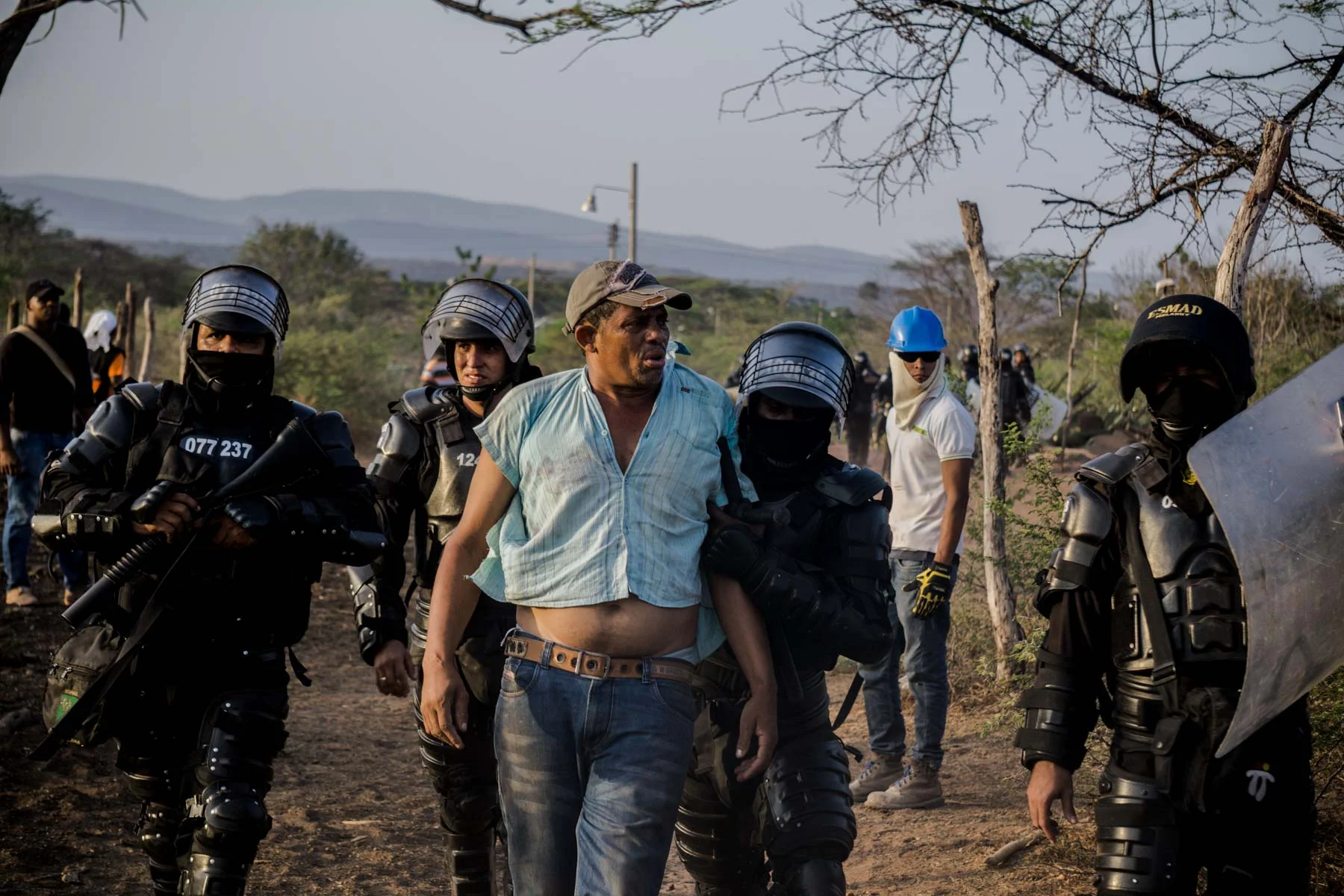 ESMAD officials detain members of the local communities who defend Roche homes and citizens.