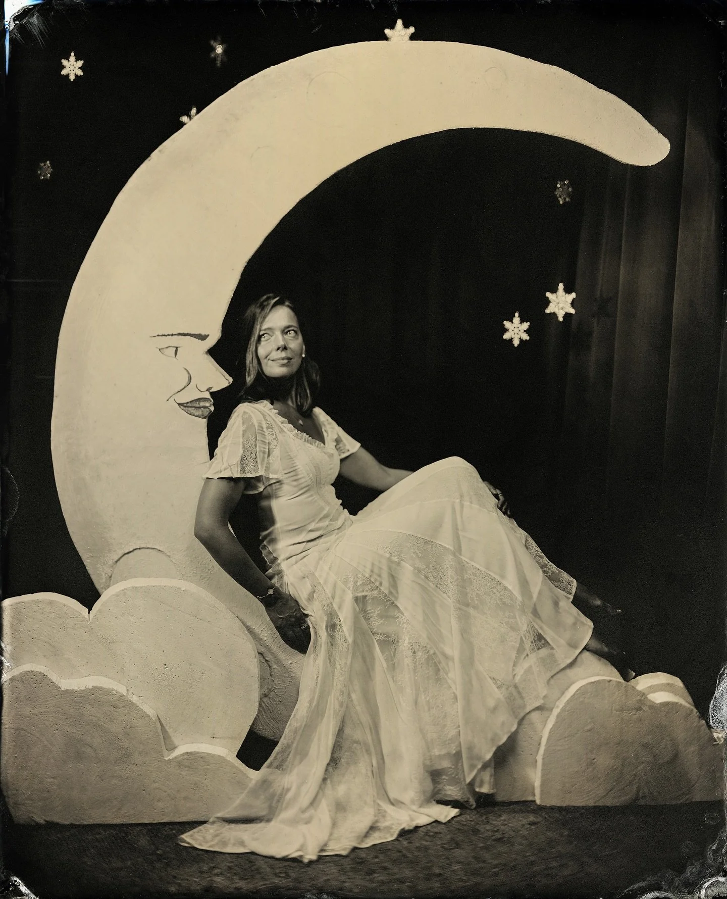 Paper Moon sessions are back for November, and this is what they look like so far.

I&rsquo;ll have this setup in the studio for the rest of the month, and I&rsquo;m opening a few more spots.
If you&rsquo;ve been wanting a portrait like this (solo, c