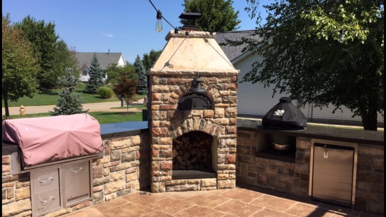 Outdoor Cooking Area with Pizza Oven/Fireplace