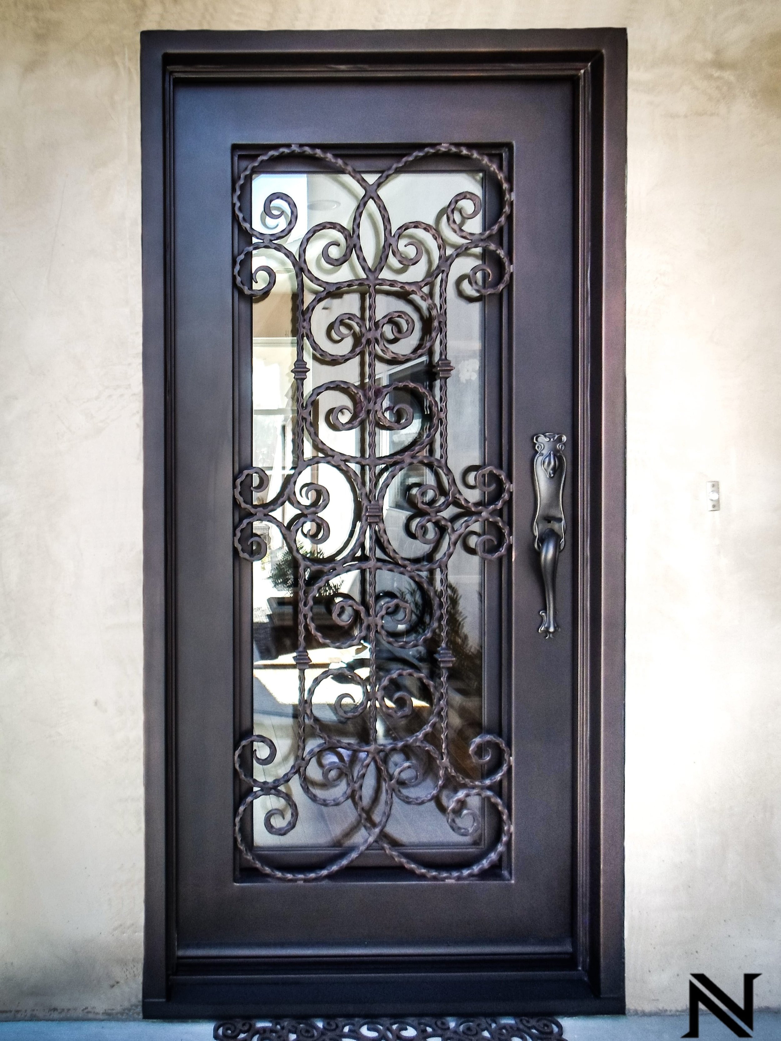 Дверь кованый стекло. Входная дверь МД-1415 со стеклом и ковкой. Кованые двери Викри. Кованые двери входные Викри.