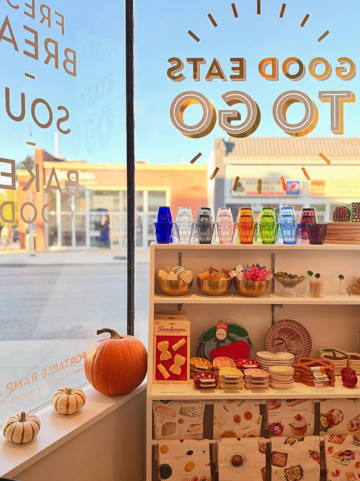 🔅🔆🔅🔆🔅🔆🔅
Crisp sunny fall days call for grabbing a warm bev @lilsistercoffee and visiting your fave lil shop on the corner 👋

We&rsquo;re here 10-5!