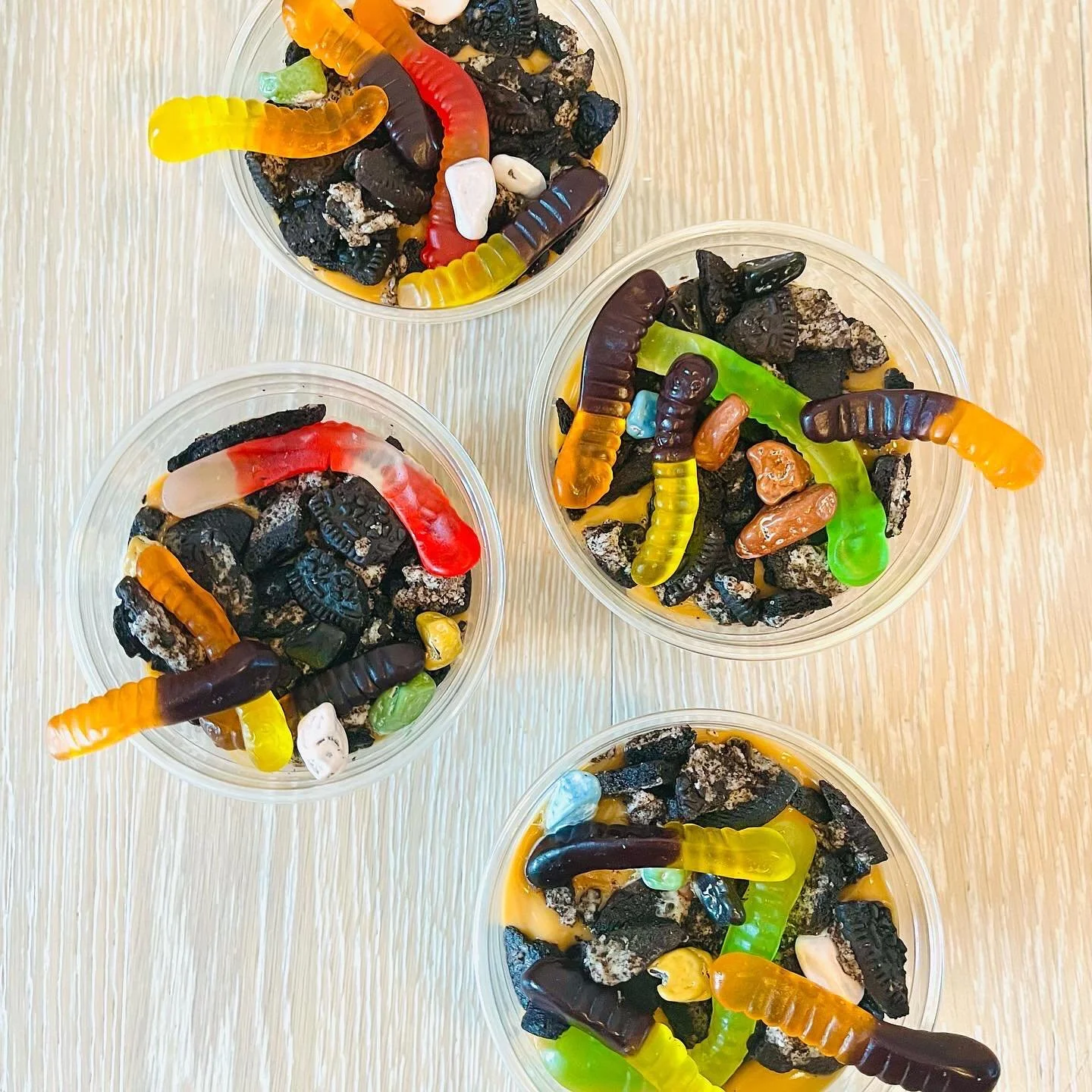 🎃👻💀🕷️😈🧌🎃
This is THE week for Worms n&rsquo; Dirt cups to SHINE!
Imagine the smiles on your kids faces if they came home to one of these!

Creamy layers of chocolate, butterscotch and Oreo cheesecake pudding with lots of Oreo dirt, gummy worms
