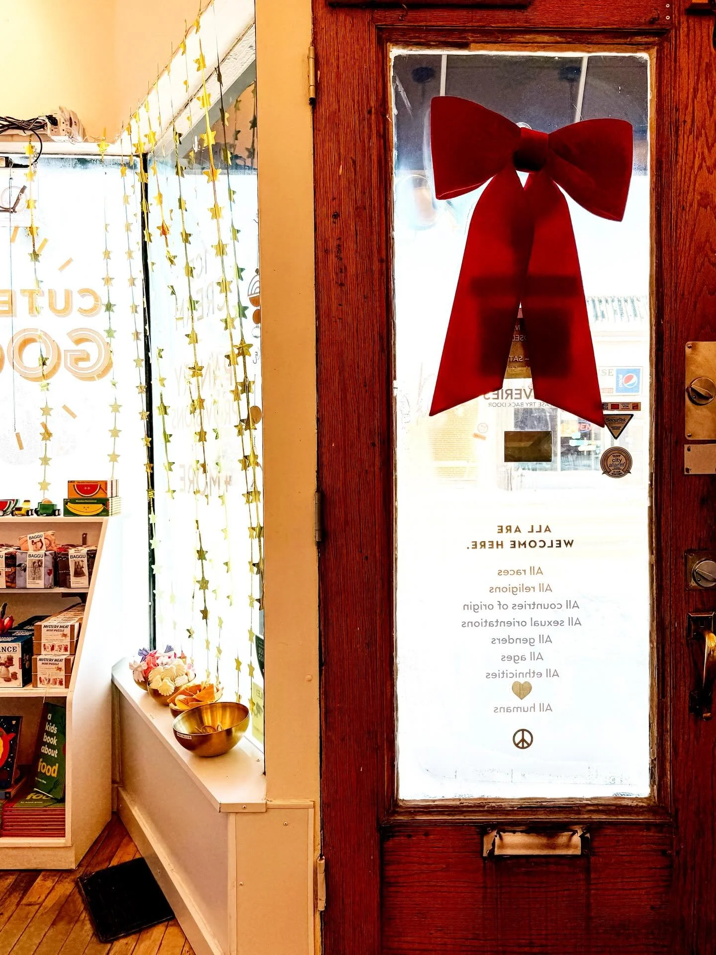 🎄🎄🎄🎄🎄🎄🎄
Cold out there, warm in here!
Here 10-5 today and 10-4 Sunday!