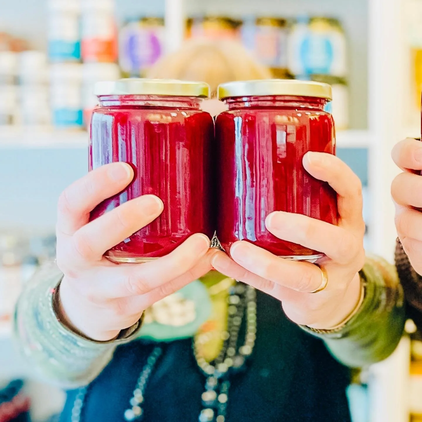 ❤️❤️❤️❤️❤️❤️❤️
Our housemade cranberry sauce is waiting for you in the freezer! Made with fresh cranberries, orange, rosemary, maple, brown sugar + vanilla - it&rsquo;s verrrrrry delish on turkey or ham but also makes an excellent topper for cheeseca