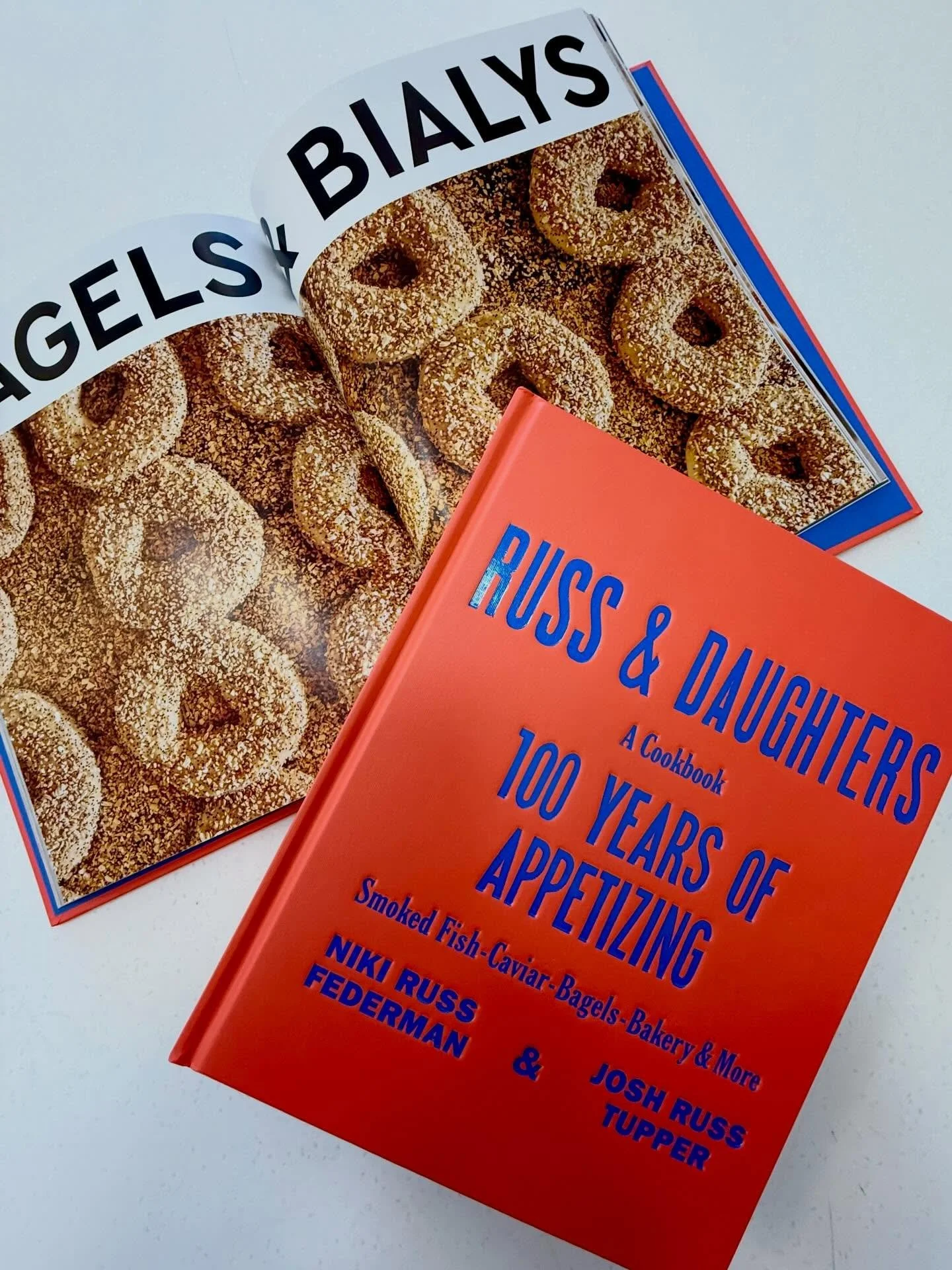 🥯🚕🍎🥨🗽🌭🥯
This book has us day dreaming about a winter trip to NYC!
We will have to settle for learning how to make perfect New York Bagels with Lox and how to make a perfect smoked fish and caviar brunch spread until we can get there again!

Th