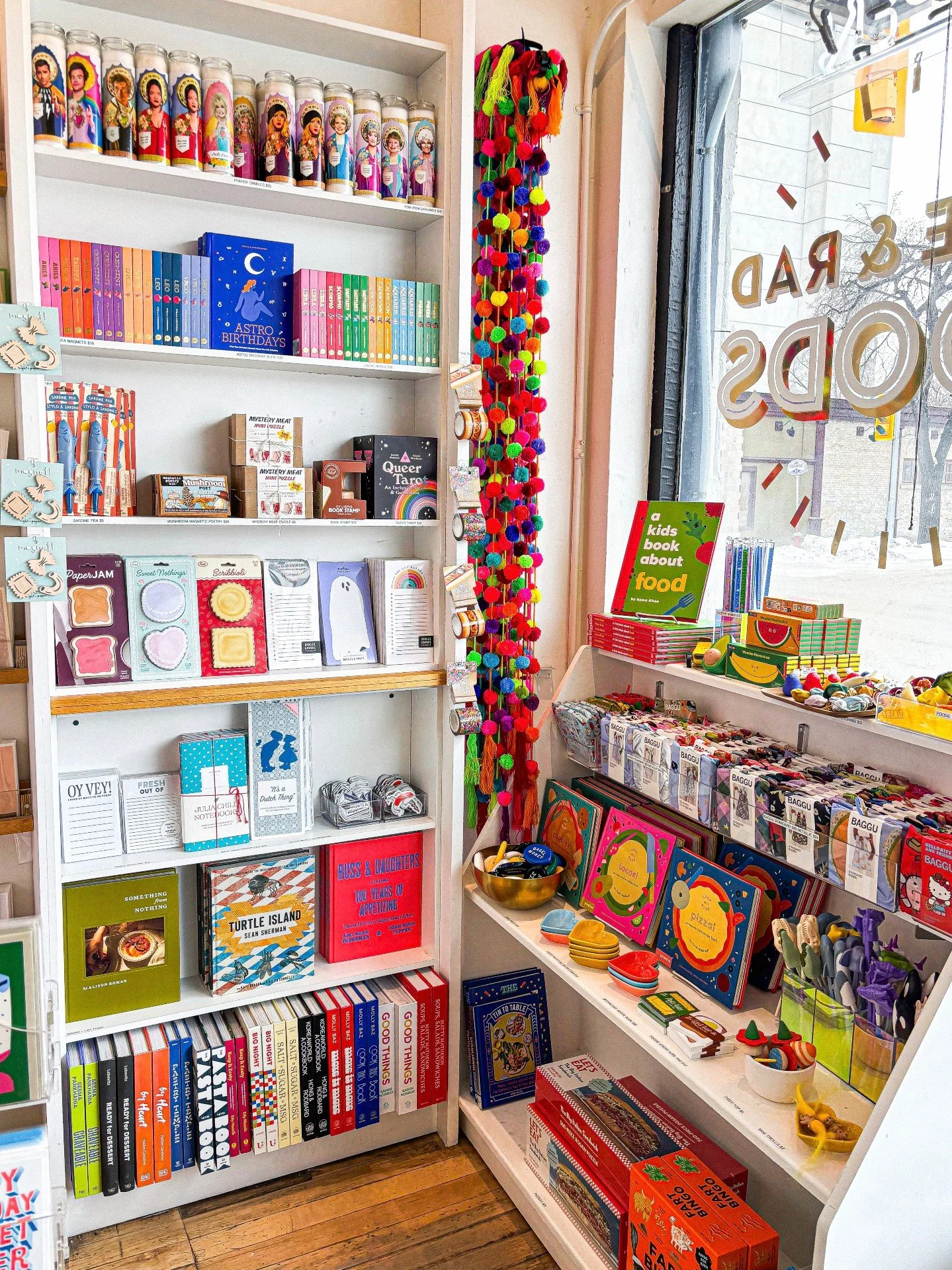 ⭐️🌟⭐️🌟⭐️🌟⭐️
The shop's looking real cute today, don't ya think?

We're open 10-5 today, come say hi!