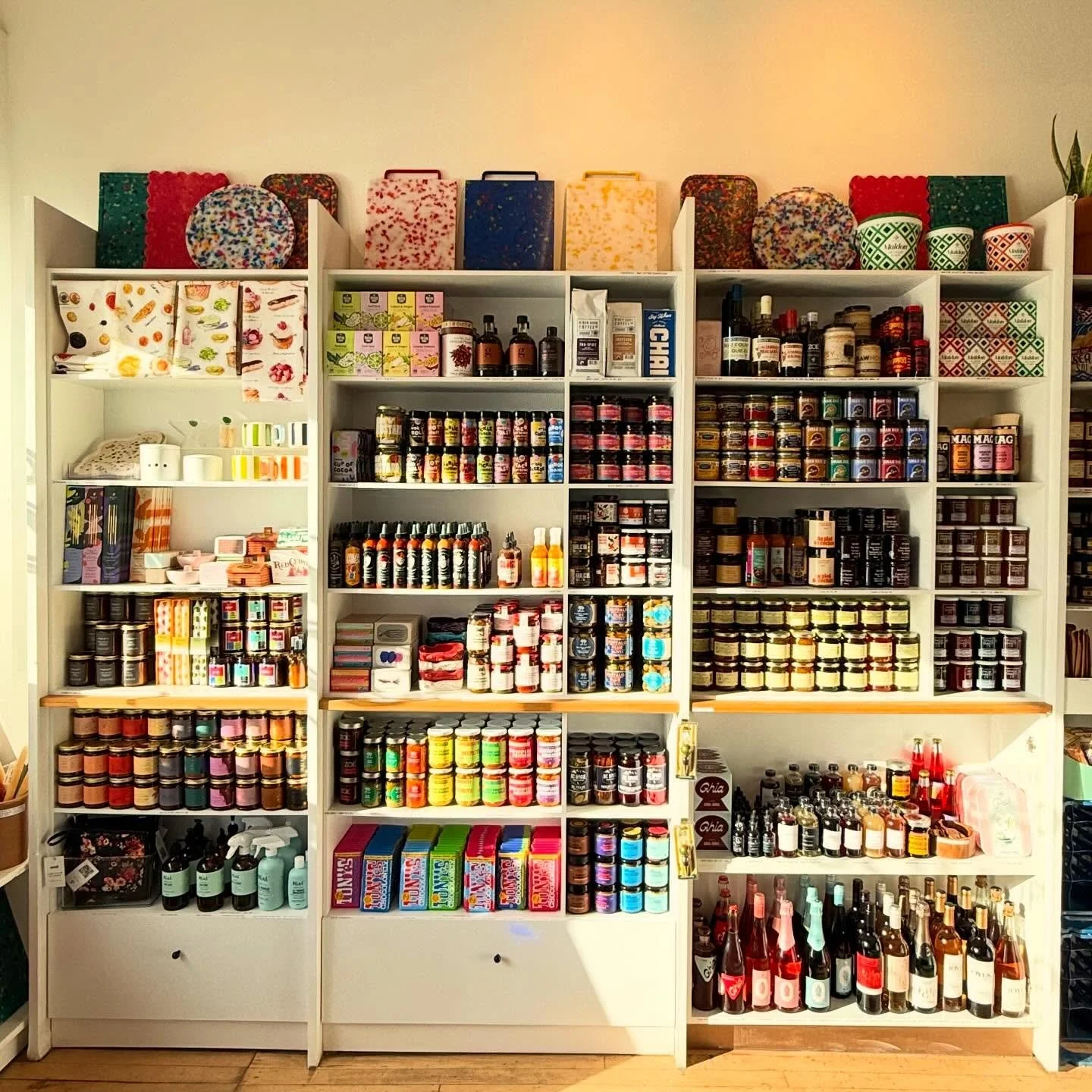 🍁🍁🍁🍁🍁🍁🍁
Weekend vibes are ON!
Come get stocked up with hockey snacks for that early morning tomorrow! We&rsquo;re here until 5!