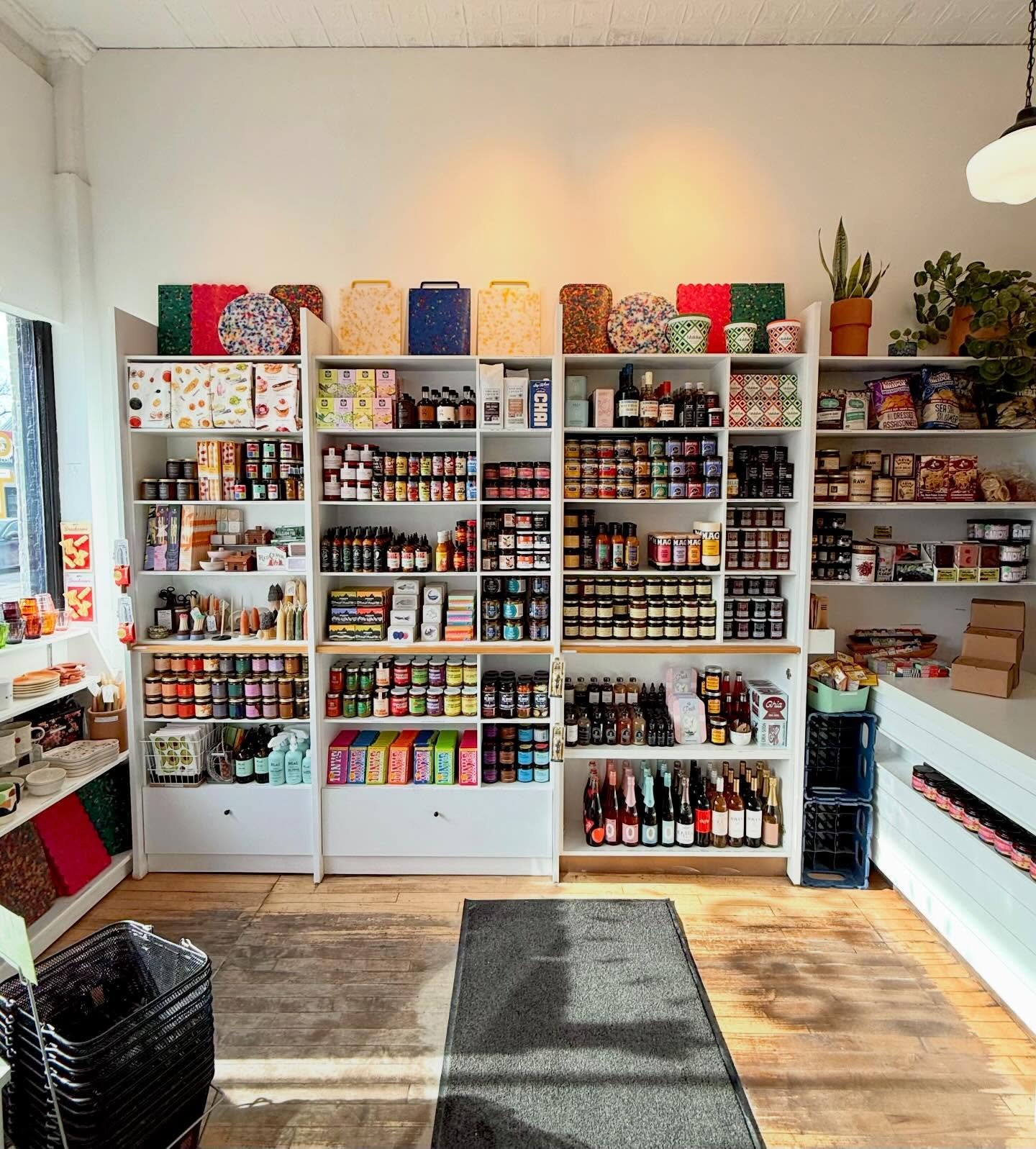 🖤🖤🖤🖤🖤🖤🖤
Thanks for keeping us busy last week, buds!
We&rsquo;re here today through Saturday 10-5 and we hope to see your smiling faces ◡̈