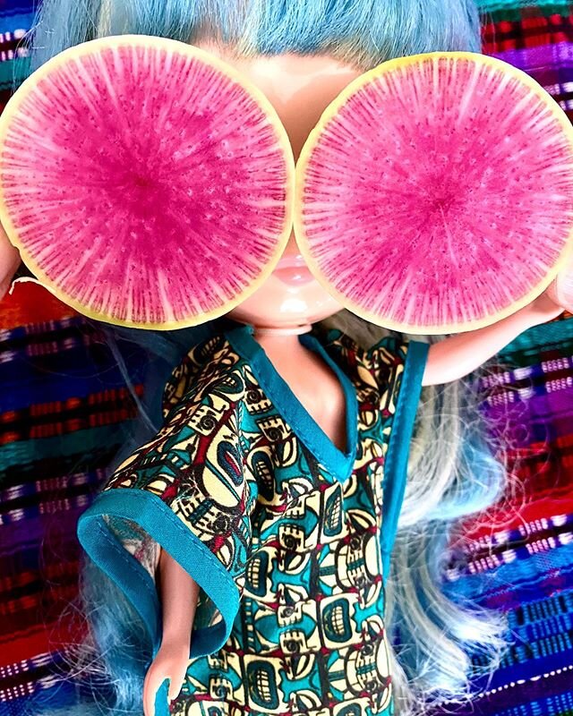 Blythe pirando na quarentena com direito a Indulgence Day!
Kaftan Adriana Barra + Blue Hair + compressas de rabanete watermelon &amp; banheira de cristais!
Ciao Merc&uacute;rio Retr&oacute;grado 🙀