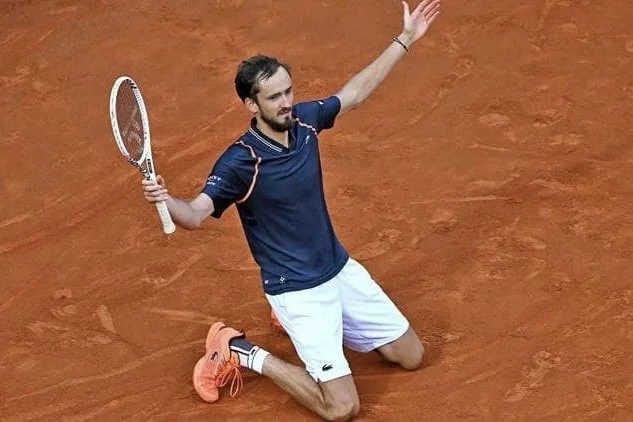 Daniil Medvedev Wins First-Ever Title On Clay!