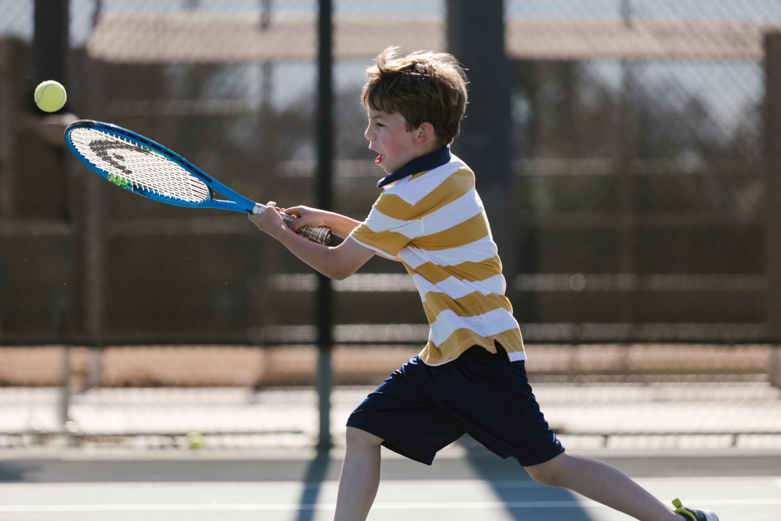 Boy playing Tennis. Play Tennis. Boy Plays Tennis. Изображение детей, играющих теннис с воздушным шариком на улице.