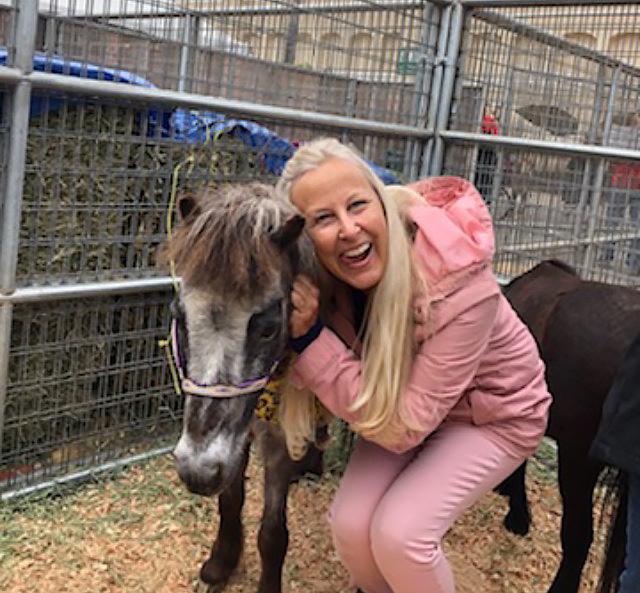 lady_in_Pink_with_MiniHorse_Rootbeer.jpg
