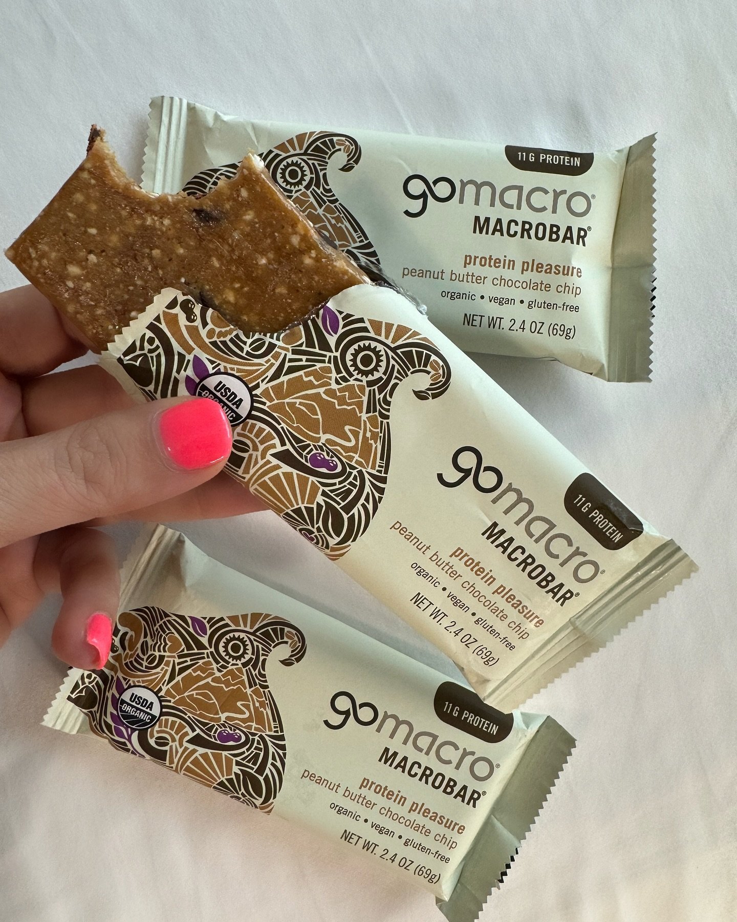 Finding a bar that doesn&rsquo;t have crap ingredients, digests well, leaves me satisfied but not too full, and has great flavor are VERY tough to find 🙄I stumbled upon @gomacro bars a few years back at @sprouts and I&rsquo;ve been addicted since 😍